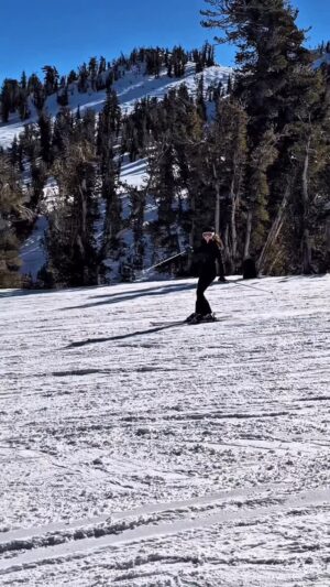 María González Roesch Instagram - Perdón mi francés 🤭 pero es viernes y el cuerpo lo sabee ⛷️
#ski #snow #skiing #laketahoe #heavenly