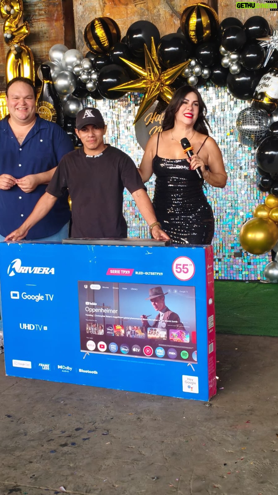 María Mercedes Pacheco - 1K Likes - “SEGURO MI MARIDO ESTÁ VACILANDO A SU COMPAÑERA DE TRABAJO EN LA FIESTA DE LA EMPRESA… “ - EL MARIDO EN LA FIESTA ! 😁 si los reconoces salúdalos jajajaja