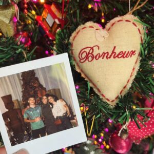 Maria Ribeiro Instagram - Eu nunca tinha dançado em um Natal. Nunquinha. Alias, nao sabia nem que isso existia. Ou que era permitido, rs 🤪🥰❤️
Aí, depois, eu pensei: mas é obvio! É aniversário de Cristo! E as pey dançam nas festas de aniversário (quer dizer, eu tenho dificuldade, mas elas me obrigam. Principalmente a @marcinhatata . 
Haja animação, socorro, vou precisar treinar pra acompanhar essa família - uma das mais incríveis que eu já conheci nessa vida ❤️)
@mamitcha , minha amiga natalina - tava gata com aquele cetim, hein - feliz aniversário, amor! Que a vida te de tudo! Você é uma mulher imensa!
Marilia, Renan, Mauro, Tarcisio, Joao, Eri, David, Renner, Lela, Margarete e todo mundo que nos recebeu naquela roda, muito obrigada! 
All we need is love and palavras clichês.

@ianbortolanza , amigo querido, obrigada pela foto! 

@larissa , minha irmãzinha fodona e tic tic tac do meu coração , depois decidimos juntas onde colocamos o seu presente, combinado? O meu eu já sei como usar. Loviu.