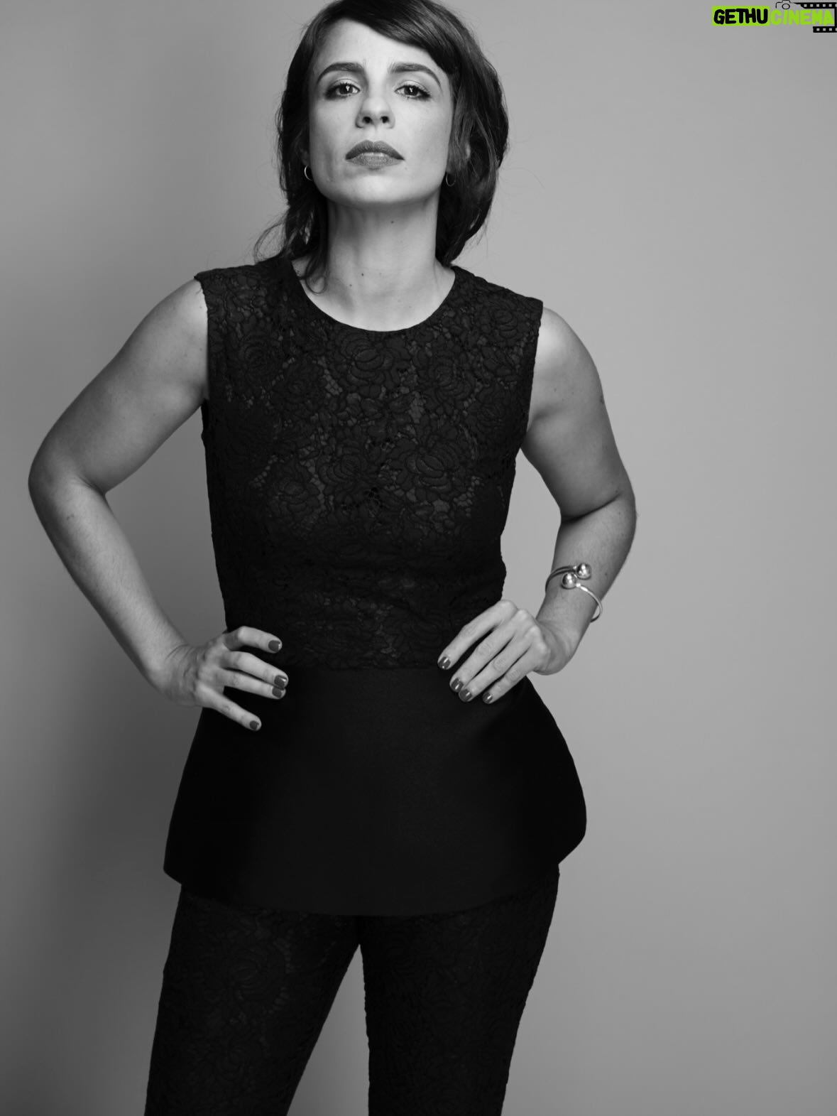 Maria Ribeiro - 6.9K Likes - Sempre que chega dezembro, fujo das angustias e dos planejamentos de fim de abo com o bom e velho “será que corto a franja?” Ou deixo assim!? Vira uma coisa tipo “ser ou não ser”, um escape concreto de qualquer questão existencial.
Hoje, de molho no hotel por causa de uma gripe, decidi: pronto, vou animar e cortar amanhã. Brand new start. Pois bem, dois minutos depois, limpando os arquivos do tel pra fazer caber os meses que vem por aí, acho essas fotos, do @dklaj , acho que de 2018, das quais nem lembrava de ter feito, e entrei em crise. Testa livre, calor, sei la.
E aí? Alguém com tempo  pra opinar na minha hamletiana duvida pre-natalina?