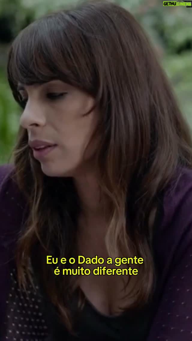 Maria Ribeiro - 12.1K Likes - Hoje, às 23h, na minha estimada @tvcultura , vai passar Como Nossos Pais, filme que literalmente dividiu a minha vida ao meio. Rosa, minha personagem, me ensinou, com suas falas - que eu pre-ci-aa-va dizer com verdade e convicção- a nao ter medo de me dizer feminista. E me deu de presente o convivo com o Mautner, com a Clarisse, com o Paulinho, com o Herson, , com o Caze, e com as meninas. Uma experiência inesquecível.
De herança, ainda ganhei uma parceria pra sempre. Lais Bodanzky, ao me escolher, entre tantas atrizes incríveis que temos entre nós, me deu coisas que ela nem imagina. A principal delas, sem duvida, é a ideia de que não ha nada mais poderoso do que levantar outra mulher. Essa ação concreta, com a qual seguimos, de acompanharmos o trabalho, uma, da outra, e de nos louvarmos, tanto de forma publica quanto de forma privada, me emociona todas as vezes em que nos vemos.
Porque nao adianta a gente apontar o dedo apenas para o machismo dos homens. Precisamos também olhar para o nosso. Pra todas as vezes em que diminuímos uma mulher. Ou deixamos de aplaudi-la, ou questionamos seus BOs 
@bodanzky , meu amor, minha amiga, minha bailarina, minha diretora, minha fada madrinha, nunca vou deixar de te agradecer por essa moça aí.
Foi praticamente um show da Rita Lee ♥️