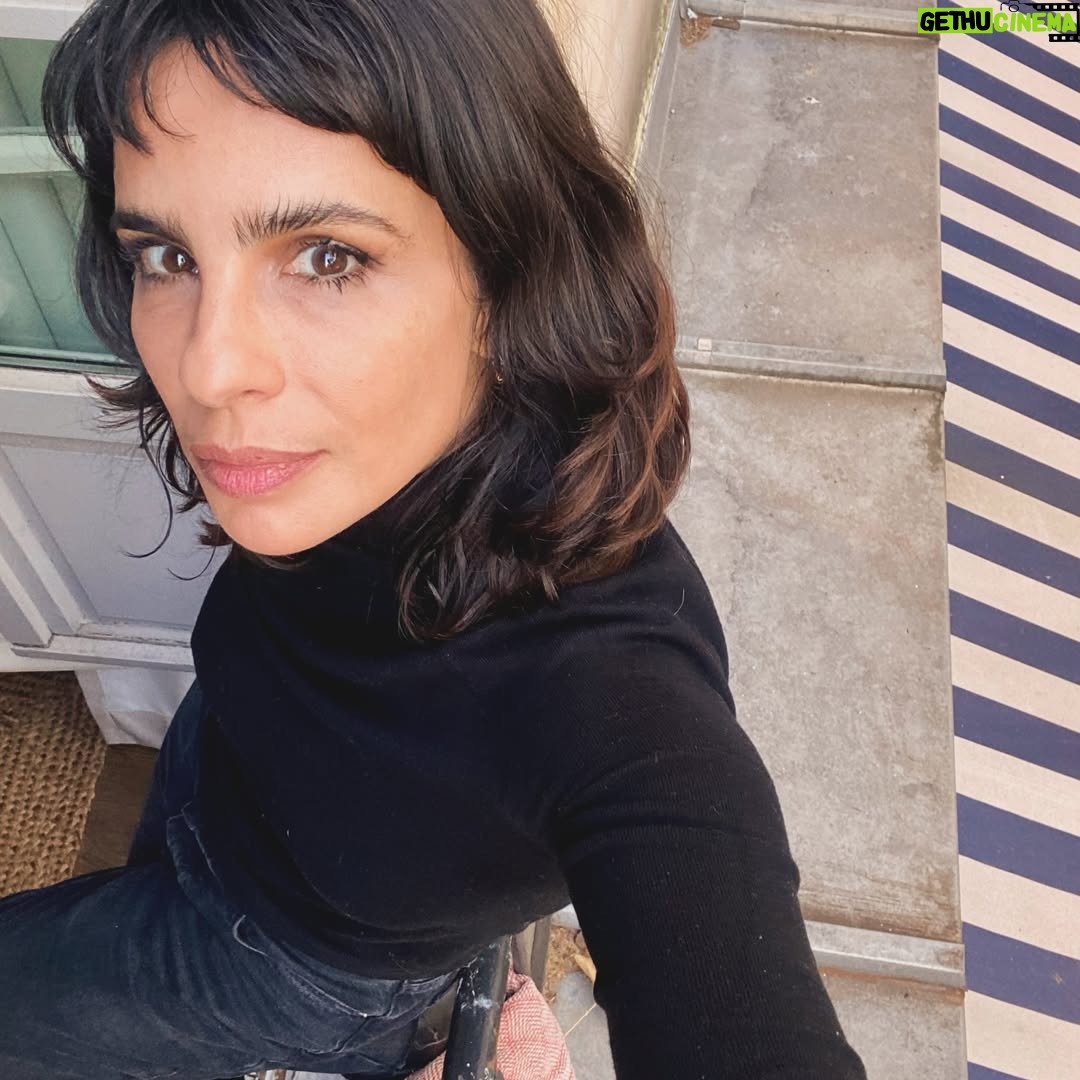 Maria Ribeiro - 4.8K Likes - Sair de casa, e olhar a vida de longe, nao sei porquê, parece deixar tudo mais nítido. As mudanças, as escolhas, os novos nós -nos dois sentados,,rs. De repente. De uma hora pra outra. Como se a gente revelasse um filme de um ano atras, sabe? A educação pela distancia, ou pela geografia, nem que seja na cidade vizinha.

Ta tudo assim tao diferente ♥️

Um oferecimento strpsils   stodal   colludil
🇫🇷 (mas eu tava torcendo pro Flamengo)

@wagner.schwartz @caugustinis @mariafernandacandidooficial @fernandoeichenberg 
Alguém aqui já saiu da cama 🙋🏻‍♀️