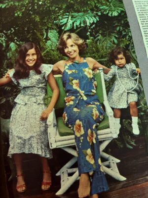 Maria Ribeiro Instagram - A foto é da @voguebrasil , mas a história é mais livro que revista. Marina, A maior e mais importante história de amor dos últimos anos ♥️

Demorei muito tempo pra entender a minha māe. Sempre querendo que ela fosse de outro jeito. Que me desse mais colo, que fosse mais táctil, que conversasse sobre as coisas. 

Mas tem gente que conversa de outro jeito.
E o maior deles, sem duvida, é nunca sair de perto. Independentemente de tudo, e do jeito que dá.

Te amo, māe. 

Hoje é dia 16 de dezembro de 2025, e eu vim trazer os álbuns de infância das filhas do meu padrasto Jean Pierre, que morreu em 2020, para suva filhas Nini, Natalie e Marie Pierre.

De alguma forma, a gente nunca deixa os álbuns de infância, nao é? 

PS: @kalmeidabraga , essa Campinas de uma das fotos te diz alguma coisa?