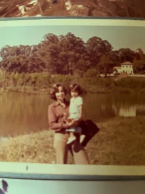 Maria Ribeiro Instagram - A foto é da @voguebrasil , mas a história é mais livro que revista. Marina, A maior e mais importante história de amor dos últimos anos ♥️

Demorei muito tempo pra entender a minha māe. Sempre querendo que ela fosse de outro jeito. Que me desse mais colo, que fosse mais táctil, que conversasse sobre as coisas. 

Mas tem gente que conversa de outro jeito.
E o maior deles, sem duvida, é nunca sair de perto. Independentemente de tudo, e do jeito que dá.

Te amo, māe. 

Hoje é dia 16 de dezembro de 2025, e eu vim trazer os álbuns de infância das filhas do meu padrasto Jean Pierre, que morreu em 2020, para suva filhas Nini, Natalie e Marie Pierre.

De alguma forma, a gente nunca deixa os álbuns de infância, nao é? 

PS: @kalmeidabraga , essa Campinas de uma das fotos te diz alguma coisa?