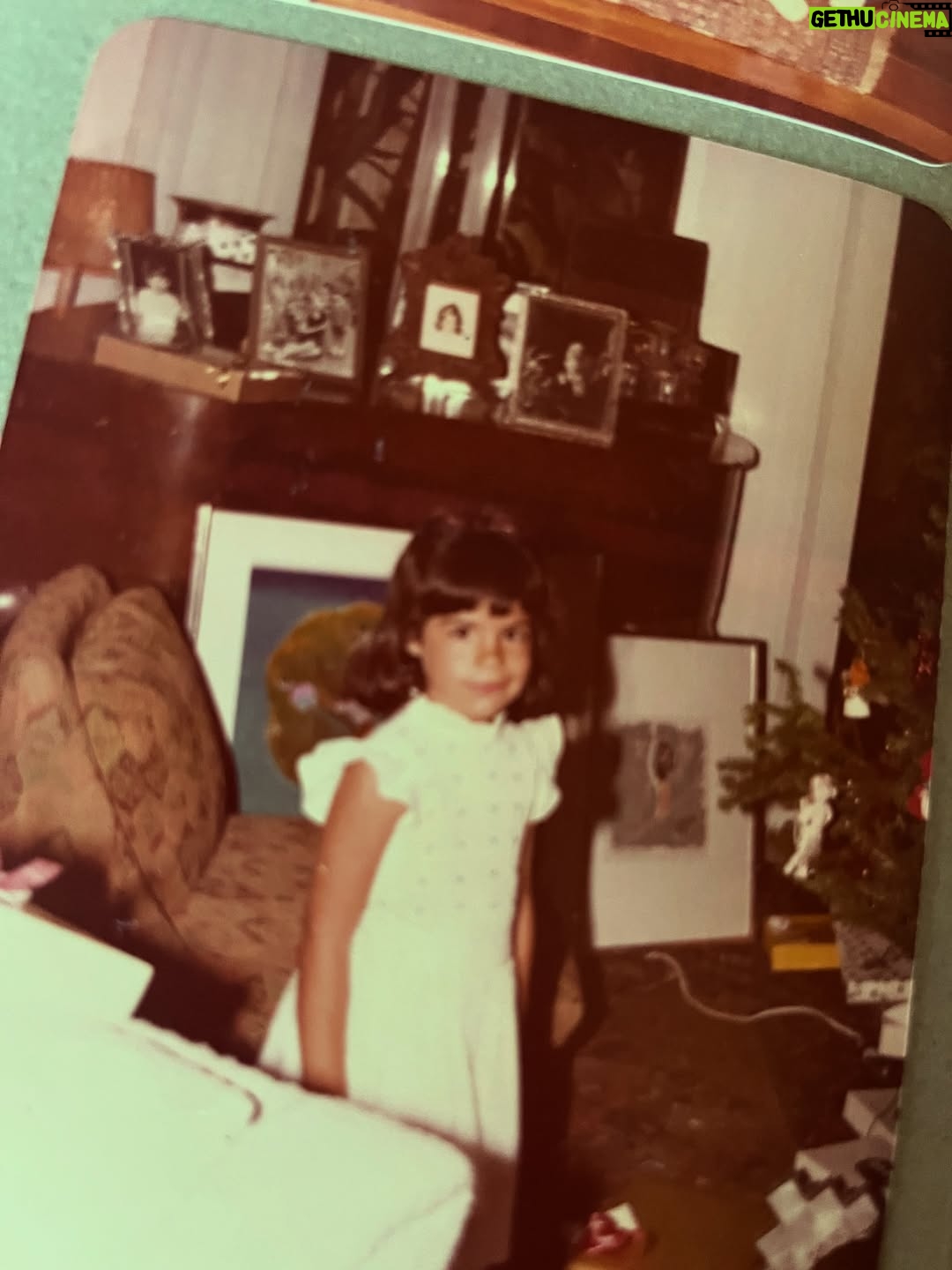 Maria Ribeiro - 3.3K Likes - A foto é da @voguebrasil , mas a história é mais livro que revista. Marina, A maior e mais importante história de amor dos últimos anos ♥️

Demorei muito tempo pra entender a minha māe. Sempre querendo que ela fosse de outro jeito. Que me desse mais colo, que fosse mais táctil, que conversasse sobre as coisas. 

Mas tem gente que conversa de outro jeito.
E o maior deles, sem duvida, é nunca sair de perto. Independentemente de tudo, e do jeito que dá.

Te amo, māe. 

Hoje é dia 16 de dezembro de 2025, e eu vim trazer os álbuns de infância das filhas do meu padrasto Jean Pierre, que morreu em 2020, para suva filhas Nini, Natalie e Marie Pierre.

De alguma forma, a gente nunca deixa os álbuns de infância, nao é? 

PS: @kalmeidabraga , essa Campinas de uma das fotos te diz alguma coisa?