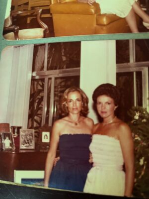Maria Ribeiro Instagram - A foto é da @voguebrasil , mas a história é mais livro que revista. Marina, A maior e mais importante história de amor dos últimos anos ♥️

Demorei muito tempo pra entender a minha māe. Sempre querendo que ela fosse de outro jeito. Que me desse mais colo, que fosse mais táctil, que conversasse sobre as coisas. 

Mas tem gente que conversa de outro jeito.
E o maior deles, sem duvida, é nunca sair de perto. Independentemente de tudo, e do jeito que dá.

Te amo, māe. 

Hoje é dia 16 de dezembro de 2025, e eu vim trazer os álbuns de infância das filhas do meu padrasto Jean Pierre, que morreu em 2020, para suva filhas Nini, Natalie e Marie Pierre.

De alguma forma, a gente nunca deixa os álbuns de infância, nao é? 

PS: @kalmeidabraga , essa Campinas de uma das fotos te diz alguma coisa?
