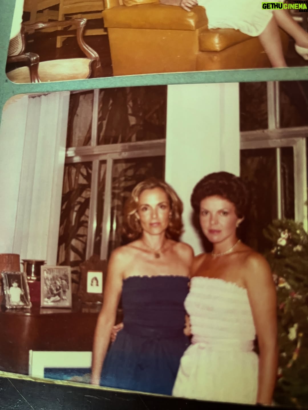 Maria Ribeiro - 3.3K Likes - A foto é da @voguebrasil , mas a história é mais livro que revista. Marina, A maior e mais importante história de amor dos últimos anos ♥️

Demorei muito tempo pra entender a minha māe. Sempre querendo que ela fosse de outro jeito. Que me desse mais colo, que fosse mais táctil, que conversasse sobre as coisas. 

Mas tem gente que conversa de outro jeito.
E o maior deles, sem duvida, é nunca sair de perto. Independentemente de tudo, e do jeito que dá.

Te amo, māe. 

Hoje é dia 16 de dezembro de 2025, e eu vim trazer os álbuns de infância das filhas do meu padrasto Jean Pierre, que morreu em 2020, para suva filhas Nini, Natalie e Marie Pierre.

De alguma forma, a gente nunca deixa os álbuns de infância, nao é? 

PS: @kalmeidabraga , essa Campinas de uma das fotos te diz alguma coisa?