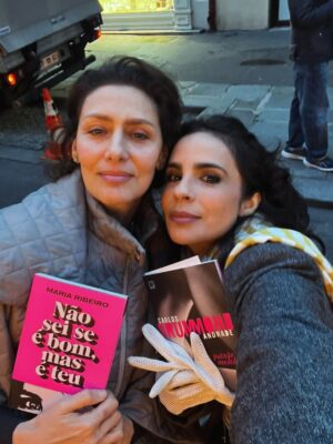 Maria Ribeiro Instagram - Eu sei que tá muito em cima pro Natal: mas pode ser presente de ano novo: 
minha amada capa pink, Nao sei se é bom, mas é teu, e um Drummond inesquecível , A Paixão Medida, com prefacio da mais nova autora da praça: minha agente secreta @mariafernandacandidooficial .

Que a gente ainda nao fez nossa lista das leituras do ano, mas se ajeitou direitinho pra fazer publi gratuita da editora Record 😎📚♥️