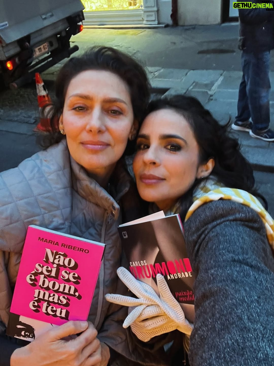 Maria Ribeiro - 10.6K Likes - Eu sei que tá muito em cima pro Natal: mas pode ser presente de ano novo: 
minha amada capa pink, Nao sei se é bom, mas é teu, e um Drummond inesquecível , A Paixão Medida, com prefacio da mais nova autora da praça: minha agente secreta @mariafernandacandidooficial .

Que a gente ainda nao fez nossa lista das leituras do ano, mas se ajeitou direitinho pra fazer publi gratuita da editora Record 😎📚♥️