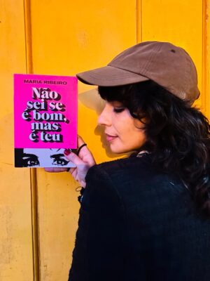 Maria Ribeiro Instagram - Ainda vou escrever com calma sobre o mar de amor que recebi na ultima Flip. Foi a primeira vez que lancei um livro lá, e, sem brincadeira, foi inesquecível. Pelos amigos que foram me ver, pelas amigas que fiz nesse mundo, pelo carinho recebido nas ruas, por essa ideia de Brasil onde a gente faz fila pra ver Marina Silva, Caetano Galindo, Ana Maria Gonçalves, Conceição Evaristo, Valter Hugo Mae.
Mas agora quero agradecer. Acabo de saber que meu #nãoseiseébommaséteu foi o livro mais vendido da #casarecord . To feliz que nem criança atravessando piscina pra pai e mãe verem. Meus últimos sete anos estão nesse volume pink.

Obrigada Roberta, Livia, Cassiano, Feres, Eugenia, Lucia, Flavia, Giovanna (que capa, socorro 💥)

Obrigada Anitta, Caetano Veloso, Zuenir Ventura, Alexandre Machado, Gregorio Duvivier, Marcelo Paiva, Helo Teixeira ✨

Obrigada João S.
Obrigada Domingos O.
Obrigada Otavio L.

Obrigada, Caio Mariano.

Obrigada, Paula Lavigne.

Obrigada ao pessoal da Companhia, especialmente Luiz Schwarcz e Marcelo Ferroni.

Obrigada ao pessoal da Todavia.

E obrigada a todas as pessoas que fizeram parte da minha história na escrita: Jorge Bastos Moreno, Ascanio Seleme, João Roberto Marinho, Paulo Lima, Adriana Verani, Fernanda Thedim, Fabio Carvalho, Luara Calvi Anic, Isabelle Moreira Lima, Tatiana Schibuola, Murilo Garavello, Maria Julia Marques, Adriana Negreiros, Andressa Zanandreia, Vanessa Cardoso, Cristina Fibe.

Esse livro reúne textos de O Globo, Tpm, Gama, Uol e Veja Rio.