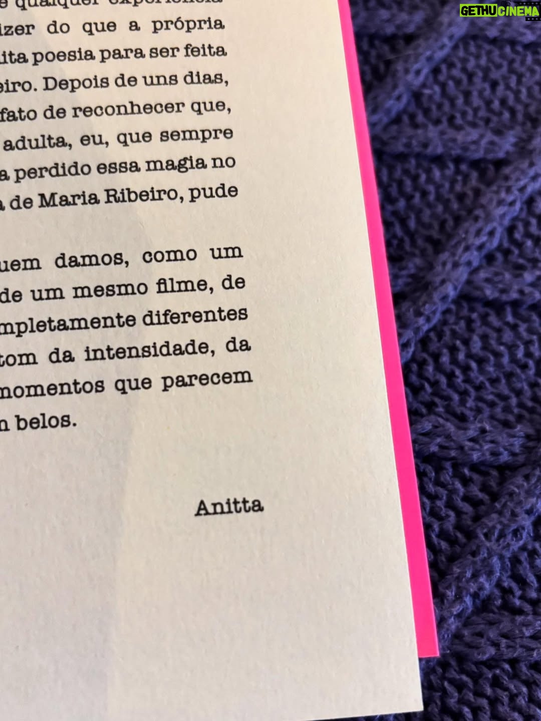 Maria Ribeiro - 5.6K Likes - Ainda vou escrever com calma sobre o mar de amor que recebi na ultima Flip. Foi a primeira vez que lancei um livro lá, e, sem brincadeira, foi inesquecível. Pelos amigos que foram me ver, pelas amigas que fiz nesse mundo, pelo carinho recebido nas ruas, por essa ideia de Brasil onde a gente faz fila pra ver Marina Silva, Caetano Galindo, Ana Maria Gonçalves, Conceição Evaristo, Valter Hugo Mae.
Mas agora quero agradecer. Acabo de saber que meu #nãoseiseébommaséteu foi o livro mais vendido da #casarecord . To feliz que nem criança atravessando piscina pra pai e mãe verem. Meus últimos sete anos estão nesse volume pink.

Obrigada Roberta, Livia, Cassiano, Feres, Eugenia, Lucia, Flavia, Giovanna (que capa, socorro 💥)

Obrigada Anitta, Caetano Veloso, Zuenir Ventura, Alexandre Machado, Gregorio Duvivier, Marcelo Paiva, Helo Teixeira ✨

Obrigada João S.
Obrigada Domingos O.
Obrigada Otavio L.

Obrigada, Caio Mariano.

Obrigada, Paula Lavigne.

Obrigada ao pessoal da Companhia, especialmente Luiz Schwarcz e Marcelo Ferroni.

Obrigada ao pessoal da Todavia.

E obrigada a todas as pessoas que fizeram parte da minha história na escrita: Jorge Bastos Moreno, Ascanio Seleme, João Roberto Marinho, Paulo Lima, Adriana Verani, Fernanda Thedim, Fabio Carvalho, Luara Calvi Anic, Isabelle Moreira Lima, Tatiana Schibuola, Murilo Garavello, Maria Julia Marques, Adriana Negreiros, Andressa Zanandreia, Vanessa Cardoso, Cristina Fibe.

Esse livro reúne textos de O Globo, Tpm, Gama, Uol e Veja Rio.