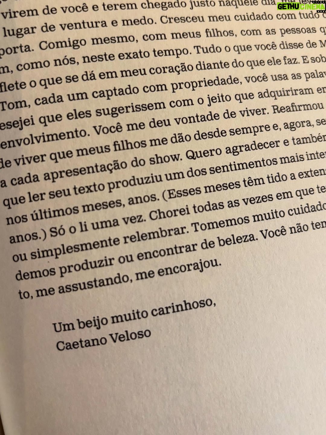 Maria Ribeiro - 5.6K Likes - Ainda vou escrever com calma sobre o mar de amor que recebi na ultima Flip. Foi a primeira vez que lancei um livro lá, e, sem brincadeira, foi inesquecível. Pelos amigos que foram me ver, pelas amigas que fiz nesse mundo, pelo carinho recebido nas ruas, por essa ideia de Brasil onde a gente faz fila pra ver Marina Silva, Caetano Galindo, Ana Maria Gonçalves, Conceição Evaristo, Valter Hugo Mae.
Mas agora quero agradecer. Acabo de saber que meu #nãoseiseébommaséteu foi o livro mais vendido da #casarecord . To feliz que nem criança atravessando piscina pra pai e mãe verem. Meus últimos sete anos estão nesse volume pink.

Obrigada Roberta, Livia, Cassiano, Feres, Eugenia, Lucia, Flavia, Giovanna (que capa, socorro 💥)

Obrigada Anitta, Caetano Veloso, Zuenir Ventura, Alexandre Machado, Gregorio Duvivier, Marcelo Paiva, Helo Teixeira ✨

Obrigada João S.
Obrigada Domingos O.
Obrigada Otavio L.

Obrigada, Caio Mariano.

Obrigada, Paula Lavigne.

Obrigada ao pessoal da Companhia, especialmente Luiz Schwarcz e Marcelo Ferroni.

Obrigada ao pessoal da Todavia.

E obrigada a todas as pessoas que fizeram parte da minha história na escrita: Jorge Bastos Moreno, Ascanio Seleme, João Roberto Marinho, Paulo Lima, Adriana Verani, Fernanda Thedim, Fabio Carvalho, Luara Calvi Anic, Isabelle Moreira Lima, Tatiana Schibuola, Murilo Garavello, Maria Julia Marques, Adriana Negreiros, Andressa Zanandreia, Vanessa Cardoso, Cristina Fibe.

Esse livro reúne textos de O Globo, Tpm, Gama, Uol e Veja Rio.