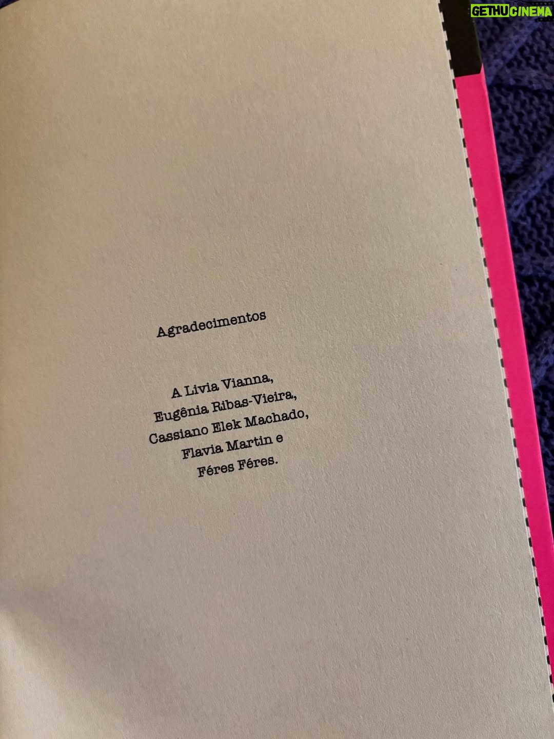 Maria Ribeiro - 5.6K Likes - Ainda vou escrever com calma sobre o mar de amor que recebi na ultima Flip. Foi a primeira vez que lancei um livro lá, e, sem brincadeira, foi inesquecível. Pelos amigos que foram me ver, pelas amigas que fiz nesse mundo, pelo carinho recebido nas ruas, por essa ideia de Brasil onde a gente faz fila pra ver Marina Silva, Caetano Galindo, Ana Maria Gonçalves, Conceição Evaristo, Valter Hugo Mae.
Mas agora quero agradecer. Acabo de saber que meu #nãoseiseébommaséteu foi o livro mais vendido da #casarecord . To feliz que nem criança atravessando piscina pra pai e mãe verem. Meus últimos sete anos estão nesse volume pink.

Obrigada Roberta, Livia, Cassiano, Feres, Eugenia, Lucia, Flavia, Giovanna (que capa, socorro 💥)

Obrigada Anitta, Caetano Veloso, Zuenir Ventura, Alexandre Machado, Gregorio Duvivier, Marcelo Paiva, Helo Teixeira ✨

Obrigada João S.
Obrigada Domingos O.
Obrigada Otavio L.

Obrigada, Caio Mariano.

Obrigada, Paula Lavigne.

Obrigada ao pessoal da Companhia, especialmente Luiz Schwarcz e Marcelo Ferroni.

Obrigada ao pessoal da Todavia.

E obrigada a todas as pessoas que fizeram parte da minha história na escrita: Jorge Bastos Moreno, Ascanio Seleme, João Roberto Marinho, Paulo Lima, Adriana Verani, Fernanda Thedim, Fabio Carvalho, Luara Calvi Anic, Isabelle Moreira Lima, Tatiana Schibuola, Murilo Garavello, Maria Julia Marques, Adriana Negreiros, Andressa Zanandreia, Vanessa Cardoso, Cristina Fibe.

Esse livro reúne textos de O Globo, Tpm, Gama, Uol e Veja Rio.