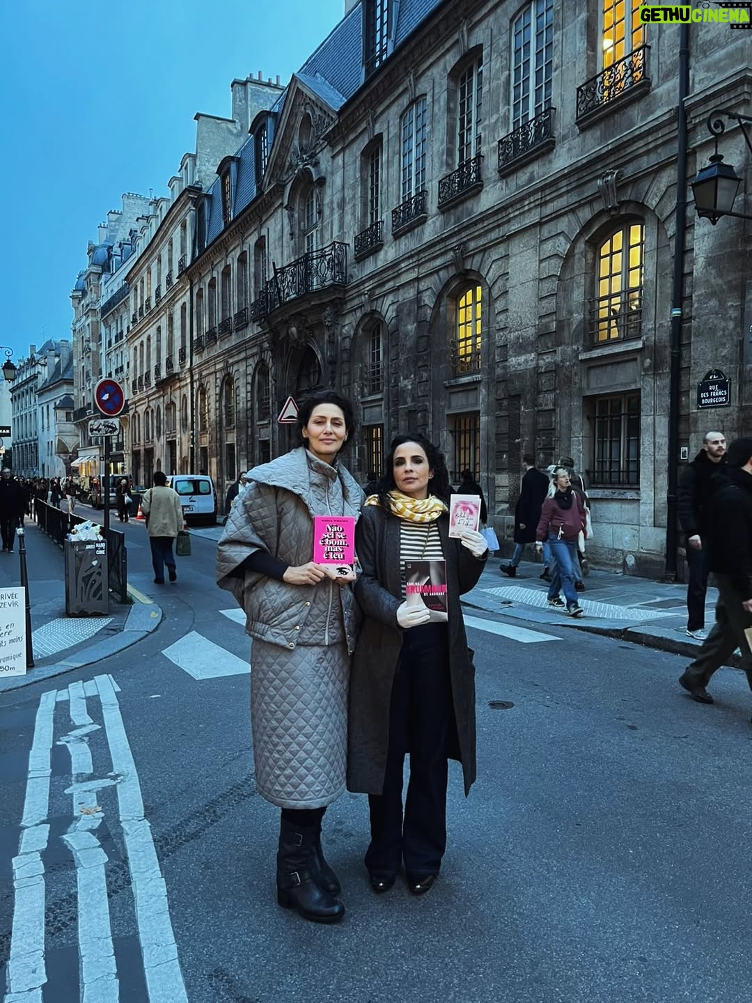 Maria Ribeiro - 10.6K Likes - Eu sei que tá muito em cima pro Natal: mas pode ser presente de ano novo: 
minha amada capa pink, Nao sei se é bom, mas é teu, e um Drummond inesquecível , A Paixão Medida, com prefacio da mais nova autora da praça: minha agente secreta @mariafernandacandidooficial .

Que a gente ainda nao fez nossa lista das leituras do ano, mas se ajeitou direitinho pra fazer publi gratuita da editora Record 😎📚♥️
