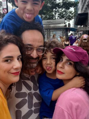Maria Ribeiro Instagram - Obrigada, São Paulo ♥️
Eu te amo ✨
Foi lindo!

Ultimo dia de @ofilho.teatro no @teatrovivosp 
Dois meses lindos e cheios de reencontros
Obrigada Leo, Thiago, Ganhei, Thais, Marcio, Bruno, Bel, Andreas, Luciano, Iara, Dedé, Andre, Helo, Douglas, Rica, Dedé, Vinicius e todo mundo do teatro.

Obrigada a todo mundo que veio ver a gente, que ae emocionou com o texto do Florian Zeller, que divulgou nosso projeto, e que nos apoiou de alguma forma.

Obrigada também pra turma que veio com o livro novo, foi muito emocionante juntar meus dois rolles profissionais no mesmo bat local 😽

O teatro é uma das poucas experiências da história da humanidade que segue analógica, e, juro, não é por nada, mas que delícia, pqp!