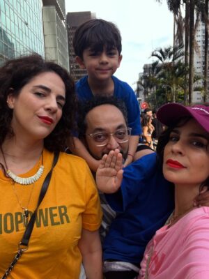 Maria Ribeiro Instagram - Obrigada, São Paulo ♥️
Eu te amo ✨
Foi lindo!

Ultimo dia de @ofilho.teatro no @teatrovivosp 
Dois meses lindos e cheios de reencontros
Obrigada Leo, Thiago, Ganhei, Thais, Marcio, Bruno, Bel, Andreas, Luciano, Iara, Dedé, Andre, Helo, Douglas, Rica, Dedé, Vinicius e todo mundo do teatro.

Obrigada a todo mundo que veio ver a gente, que ae emocionou com o texto do Florian Zeller, que divulgou nosso projeto, e que nos apoiou de alguma forma.

Obrigada também pra turma que veio com o livro novo, foi muito emocionante juntar meus dois rolles profissionais no mesmo bat local 😽

O teatro é uma das poucas experiências da história da humanidade que segue analógica, e, juro, não é por nada, mas que delícia, pqp!