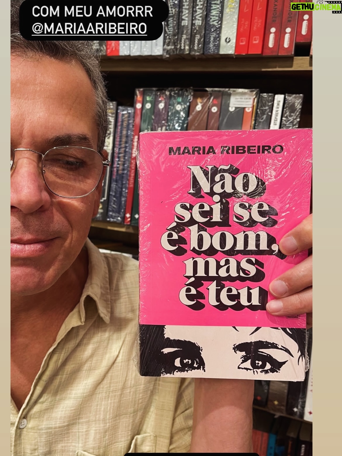 Maria Ribeiro - 3.6K Likes - Obrigada, São Paulo ♥️
Eu te amo ✨
Foi lindo!

Ultimo dia de @ofilho.teatro no @teatrovivosp 
Dois meses lindos e cheios de reencontros
Obrigada Leo, Thiago, Ganhei, Thais, Marcio, Bruno, Bel, Andreas, Luciano, Iara, Dedé, Andre, Helo, Douglas, Rica, Dedé, Vinicius e todo mundo do teatro.

Obrigada a todo mundo que veio ver a gente, que ae emocionou com o texto do Florian Zeller, que divulgou nosso projeto, e que nos apoiou de alguma forma.

Obrigada também pra turma que veio com o livro novo, foi muito emocionante juntar meus dois rolles profissionais no mesmo bat local 😽

O teatro é uma das poucas experiências da história da humanidade que segue analógica, e, juro, não é por nada, mas que delícia, pqp!