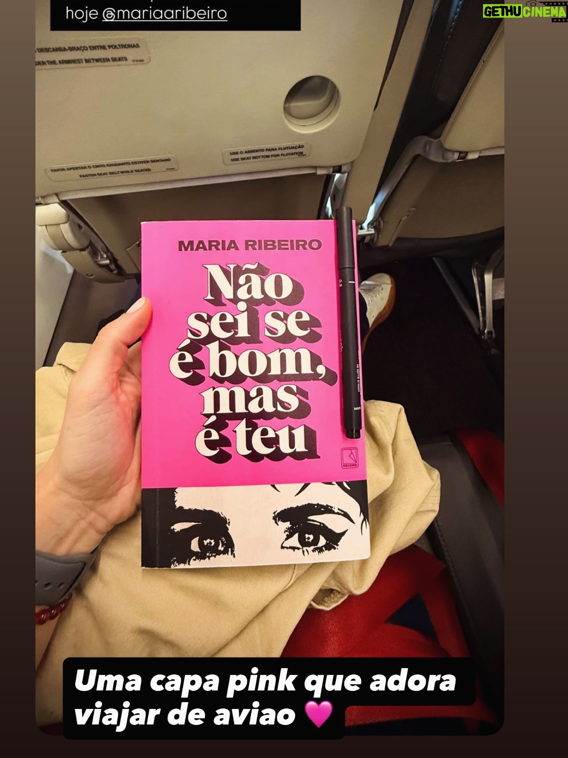 Maria Ribeiro - 3.6K Likes - Obrigada, São Paulo ♥️
Eu te amo ✨
Foi lindo!

Ultimo dia de @ofilho.teatro no @teatrovivosp 
Dois meses lindos e cheios de reencontros
Obrigada Leo, Thiago, Ganhei, Thais, Marcio, Bruno, Bel, Andreas, Luciano, Iara, Dedé, Andre, Helo, Douglas, Rica, Dedé, Vinicius e todo mundo do teatro.

Obrigada a todo mundo que veio ver a gente, que ae emocionou com o texto do Florian Zeller, que divulgou nosso projeto, e que nos apoiou de alguma forma.

Obrigada também pra turma que veio com o livro novo, foi muito emocionante juntar meus dois rolles profissionais no mesmo bat local 😽

O teatro é uma das poucas experiências da história da humanidade que segue analógica, e, juro, não é por nada, mas que delícia, pqp!