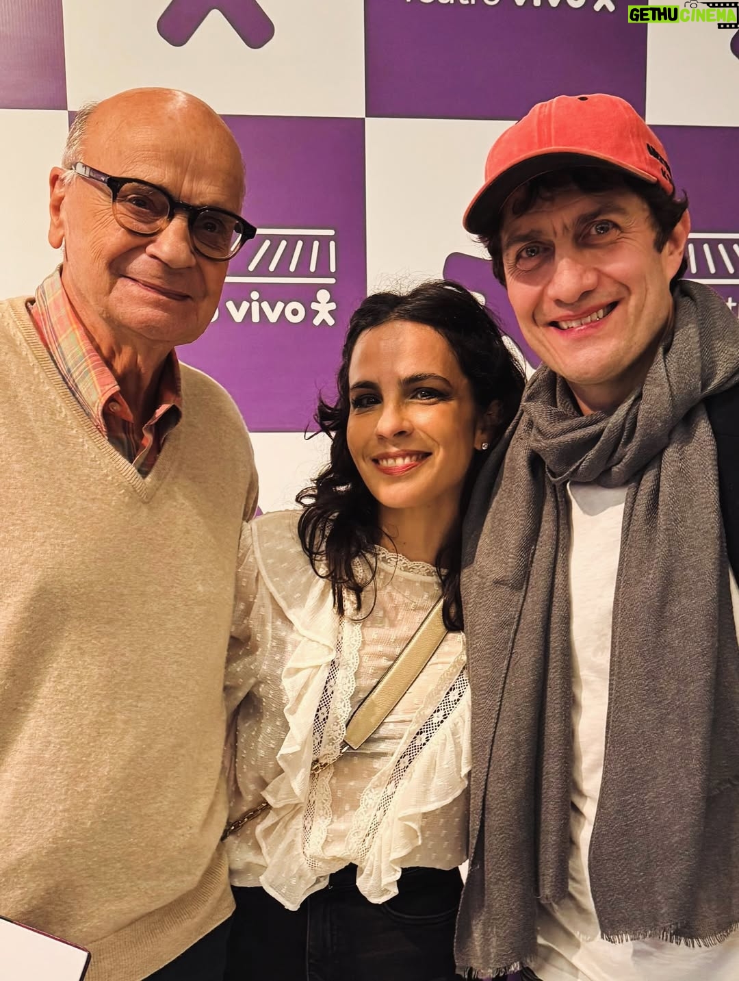 Maria Ribeiro - 3.6K Likes - Obrigada, São Paulo ♥️
Eu te amo ✨
Foi lindo!

Ultimo dia de @ofilho.teatro no @teatrovivosp 
Dois meses lindos e cheios de reencontros
Obrigada Leo, Thiago, Ganhei, Thais, Marcio, Bruno, Bel, Andreas, Luciano, Iara, Dedé, Andre, Helo, Douglas, Rica, Dedé, Vinicius e todo mundo do teatro.

Obrigada a todo mundo que veio ver a gente, que ae emocionou com o texto do Florian Zeller, que divulgou nosso projeto, e que nos apoiou de alguma forma.

Obrigada também pra turma que veio com o livro novo, foi muito emocionante juntar meus dois rolles profissionais no mesmo bat local 😽

O teatro é uma das poucas experiências da história da humanidade que segue analógica, e, juro, não é por nada, mas que delícia, pqp!