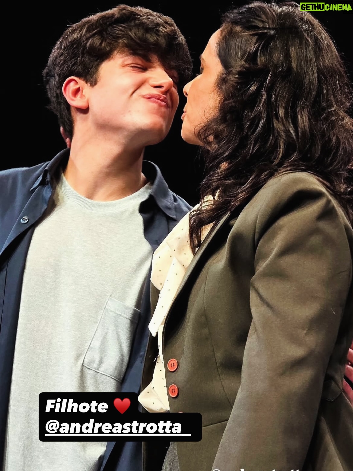 Maria Ribeiro - 3.6K Likes - Obrigada, São Paulo ♥️
Eu te amo ✨
Foi lindo!

Ultimo dia de @ofilho.teatro no @teatrovivosp 
Dois meses lindos e cheios de reencontros
Obrigada Leo, Thiago, Ganhei, Thais, Marcio, Bruno, Bel, Andreas, Luciano, Iara, Dedé, Andre, Helo, Douglas, Rica, Dedé, Vinicius e todo mundo do teatro.

Obrigada a todo mundo que veio ver a gente, que ae emocionou com o texto do Florian Zeller, que divulgou nosso projeto, e que nos apoiou de alguma forma.

Obrigada também pra turma que veio com o livro novo, foi muito emocionante juntar meus dois rolles profissionais no mesmo bat local 😽

O teatro é uma das poucas experiências da história da humanidade que segue analógica, e, juro, não é por nada, mas que delícia, pqp!