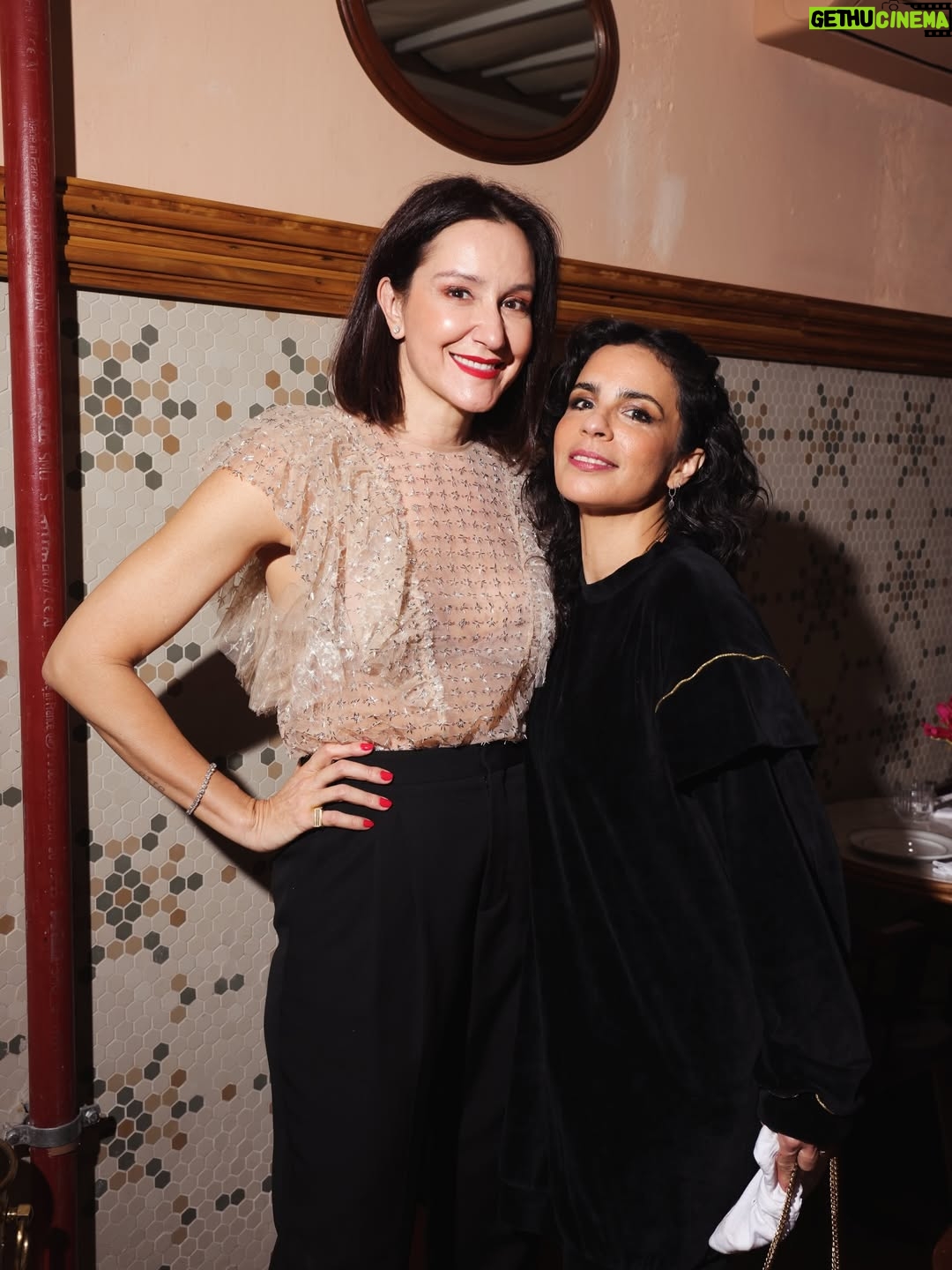 Maria Ribeiro - 3.6K Likes - Obrigada, São Paulo ♥️
Eu te amo ✨
Foi lindo!

Ultimo dia de @ofilho.teatro no @teatrovivosp 
Dois meses lindos e cheios de reencontros
Obrigada Leo, Thiago, Ganhei, Thais, Marcio, Bruno, Bel, Andreas, Luciano, Iara, Dedé, Andre, Helo, Douglas, Rica, Dedé, Vinicius e todo mundo do teatro.

Obrigada a todo mundo que veio ver a gente, que ae emocionou com o texto do Florian Zeller, que divulgou nosso projeto, e que nos apoiou de alguma forma.

Obrigada também pra turma que veio com o livro novo, foi muito emocionante juntar meus dois rolles profissionais no mesmo bat local 😽

O teatro é uma das poucas experiências da história da humanidade que segue analógica, e, juro, não é por nada, mas que delícia, pqp!