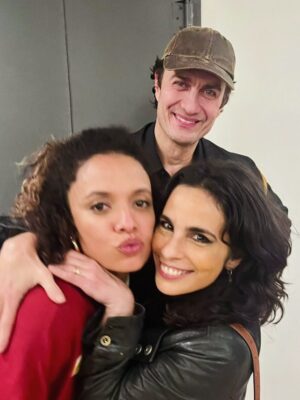 Maria Ribeiro Instagram - Obrigada, São Paulo ♥️
Eu te amo ✨
Foi lindo!

Ultimo dia de @ofilho.teatro no @teatrovivosp 
Dois meses lindos e cheios de reencontros
Obrigada Leo, Thiago, Ganhei, Thais, Marcio, Bruno, Bel, Andreas, Luciano, Iara, Dedé, Andre, Helo, Douglas, Rica, Dedé, Vinicius e todo mundo do teatro.

Obrigada a todo mundo que veio ver a gente, que ae emocionou com o texto do Florian Zeller, que divulgou nosso projeto, e que nos apoiou de alguma forma.

Obrigada também pra turma que veio com o livro novo, foi muito emocionante juntar meus dois rolles profissionais no mesmo bat local 😽

O teatro é uma das poucas experiências da história da humanidade que segue analógica, e, juro, não é por nada, mas que delícia, pqp!