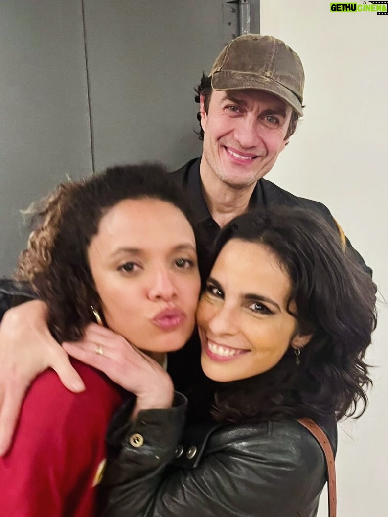 Maria Ribeiro - 3.6K Likes - Obrigada, São Paulo ♥️
Eu te amo ✨
Foi lindo!

Ultimo dia de @ofilho.teatro no @teatrovivosp 
Dois meses lindos e cheios de reencontros
Obrigada Leo, Thiago, Ganhei, Thais, Marcio, Bruno, Bel, Andreas, Luciano, Iara, Dedé, Andre, Helo, Douglas, Rica, Dedé, Vinicius e todo mundo do teatro.

Obrigada a todo mundo que veio ver a gente, que ae emocionou com o texto do Florian Zeller, que divulgou nosso projeto, e que nos apoiou de alguma forma.

Obrigada também pra turma que veio com o livro novo, foi muito emocionante juntar meus dois rolles profissionais no mesmo bat local 😽

O teatro é uma das poucas experiências da história da humanidade que segue analógica, e, juro, não é por nada, mas que delícia, pqp!