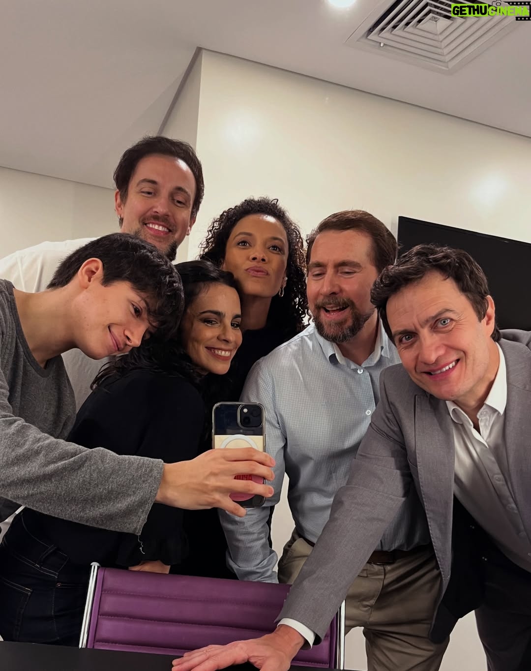 Maria Ribeiro - 3.6K Likes - Obrigada, São Paulo ♥️
Eu te amo ✨
Foi lindo!

Ultimo dia de @ofilho.teatro no @teatrovivosp 
Dois meses lindos e cheios de reencontros
Obrigada Leo, Thiago, Ganhei, Thais, Marcio, Bruno, Bel, Andreas, Luciano, Iara, Dedé, Andre, Helo, Douglas, Rica, Dedé, Vinicius e todo mundo do teatro.

Obrigada a todo mundo que veio ver a gente, que ae emocionou com o texto do Florian Zeller, que divulgou nosso projeto, e que nos apoiou de alguma forma.

Obrigada também pra turma que veio com o livro novo, foi muito emocionante juntar meus dois rolles profissionais no mesmo bat local 😽

O teatro é uma das poucas experiências da história da humanidade que segue analógica, e, juro, não é por nada, mas que delícia, pqp!