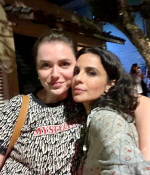 Maria Ribeiro Instagram - Hoje eu fui vê-la no teatro. E foi tão, tão bom.
Ela é tão grande, tão talentosa e presente. Tão autêntica, amorosa e corajosa. Que sorte, apesar da distância, poder tê-la por perto. Viva Maria! @mariaaribeiro 🌹

Ps: Quem puder vá assistir a @ofilho.teatro . Mesmo.