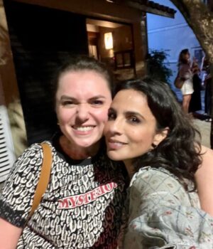 Maria Ribeiro Instagram - Hoje eu fui vê-la no teatro. E foi tão, tão bom.
Ela é tão grande, tão talentosa e presente. Tão autêntica, amorosa e corajosa. Que sorte, apesar da distância, poder tê-la por perto. Viva Maria! @mariaaribeiro 🌹

Ps: Quem puder vá assistir a @ofilho.teatro . Mesmo.