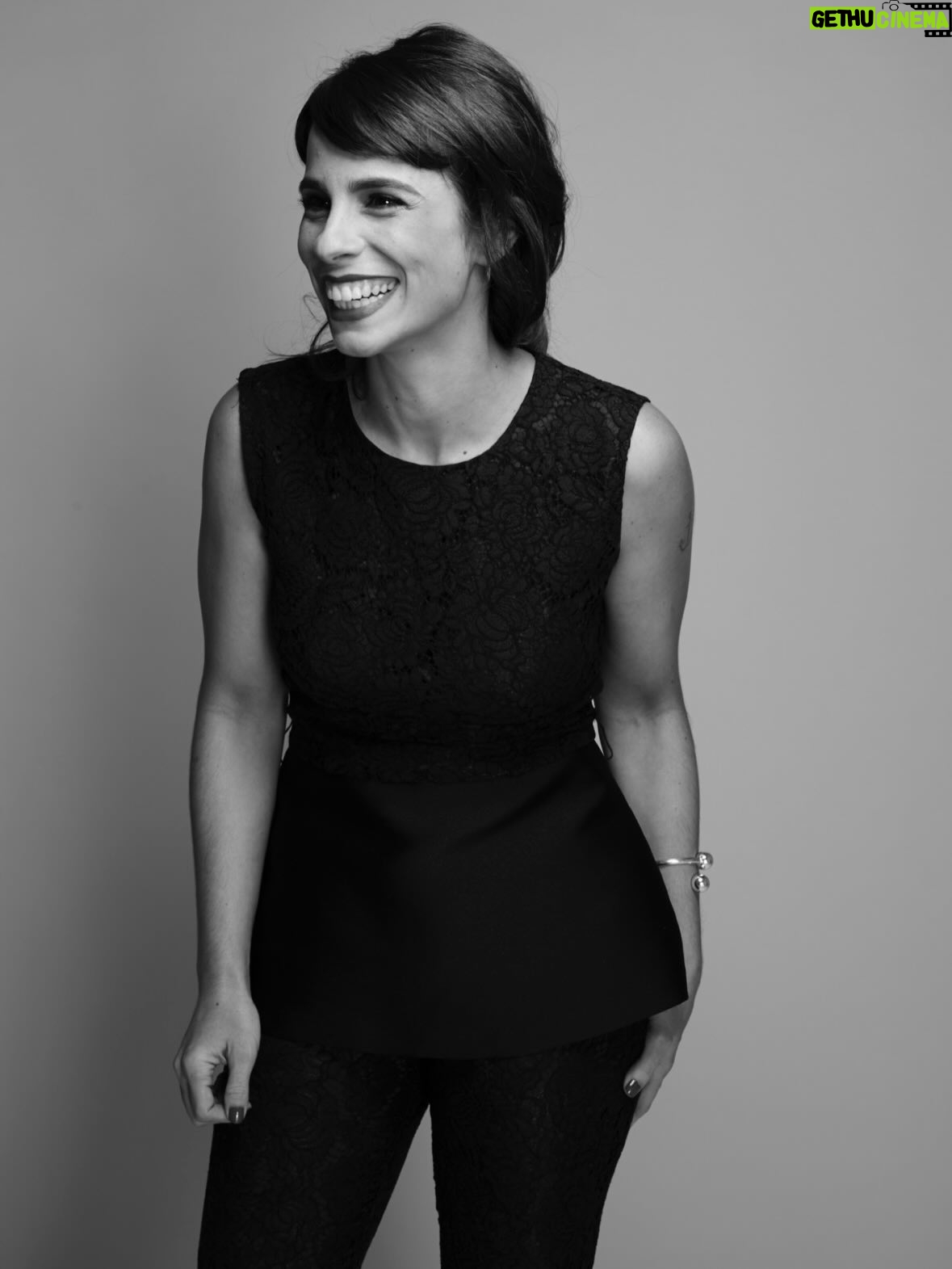 Maria Ribeiro - 6.9K Likes - Sempre que chega dezembro, fujo das angustias e dos planejamentos de fim de abo com o bom e velho “será que corto a franja?” Ou deixo assim!? Vira uma coisa tipo “ser ou não ser”, um escape concreto de qualquer questão existencial.
Hoje, de molho no hotel por causa de uma gripe, decidi: pronto, vou animar e cortar amanhã. Brand new start. Pois bem, dois minutos depois, limpando os arquivos do tel pra fazer caber os meses que vem por aí, acho essas fotos, do @dklaj , acho que de 2018, das quais nem lembrava de ter feito, e entrei em crise. Testa livre, calor, sei la.
E aí? Alguém com tempo  pra opinar na minha hamletiana duvida pre-natalina?