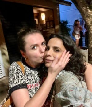 Maria Ribeiro Instagram - Hoje eu fui vê-la no teatro. E foi tão, tão bom.
Ela é tão grande, tão talentosa e presente. Tão autêntica, amorosa e corajosa. Que sorte, apesar da distância, poder tê-la por perto. Viva Maria! @mariaaribeiro 🌹

Ps: Quem puder vá assistir a @ofilho.teatro . Mesmo.