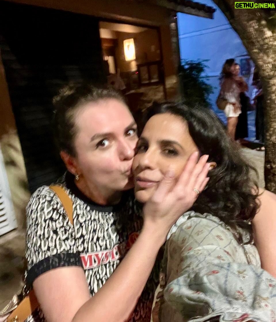 Maria Ribeiro - 8.7K Likes - Hoje eu fui vê-la no teatro. E foi tão, tão bom.
Ela é tão grande, tão talentosa e presente. Tão autêntica, amorosa e corajosa. Que sorte, apesar da distância, poder tê-la por perto. Viva Maria! @mariaaribeiro 🌹

Ps: Quem puder vá assistir a @ofilho.teatro . Mesmo.
