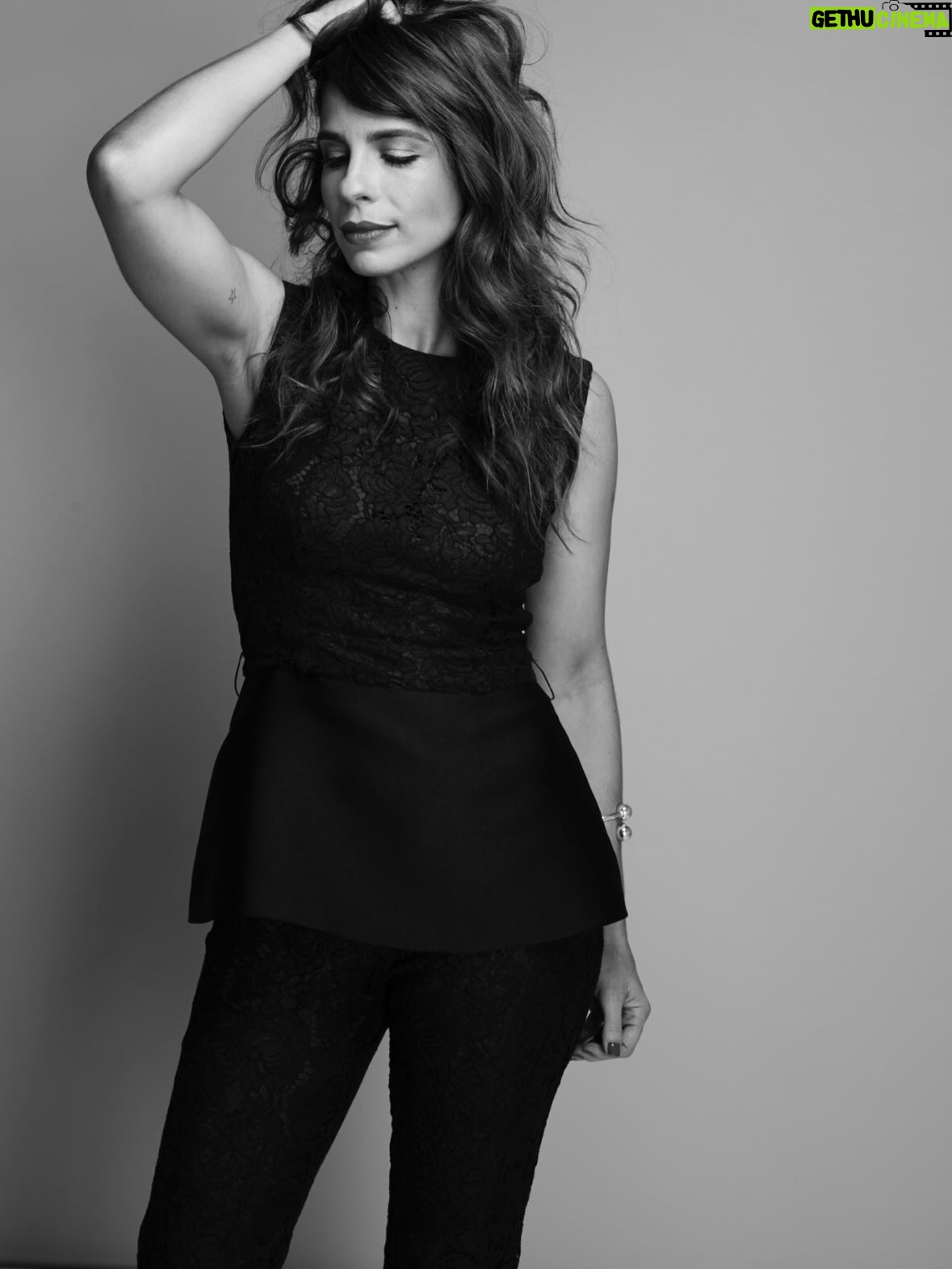 Maria Ribeiro - 6.9K Likes - Sempre que chega dezembro, fujo das angustias e dos planejamentos de fim de abo com o bom e velho “será que corto a franja?” Ou deixo assim!? Vira uma coisa tipo “ser ou não ser”, um escape concreto de qualquer questão existencial.
Hoje, de molho no hotel por causa de uma gripe, decidi: pronto, vou animar e cortar amanhã. Brand new start. Pois bem, dois minutos depois, limpando os arquivos do tel pra fazer caber os meses que vem por aí, acho essas fotos, do @dklaj , acho que de 2018, das quais nem lembrava de ter feito, e entrei em crise. Testa livre, calor, sei la.
E aí? Alguém com tempo  pra opinar na minha hamletiana duvida pre-natalina?