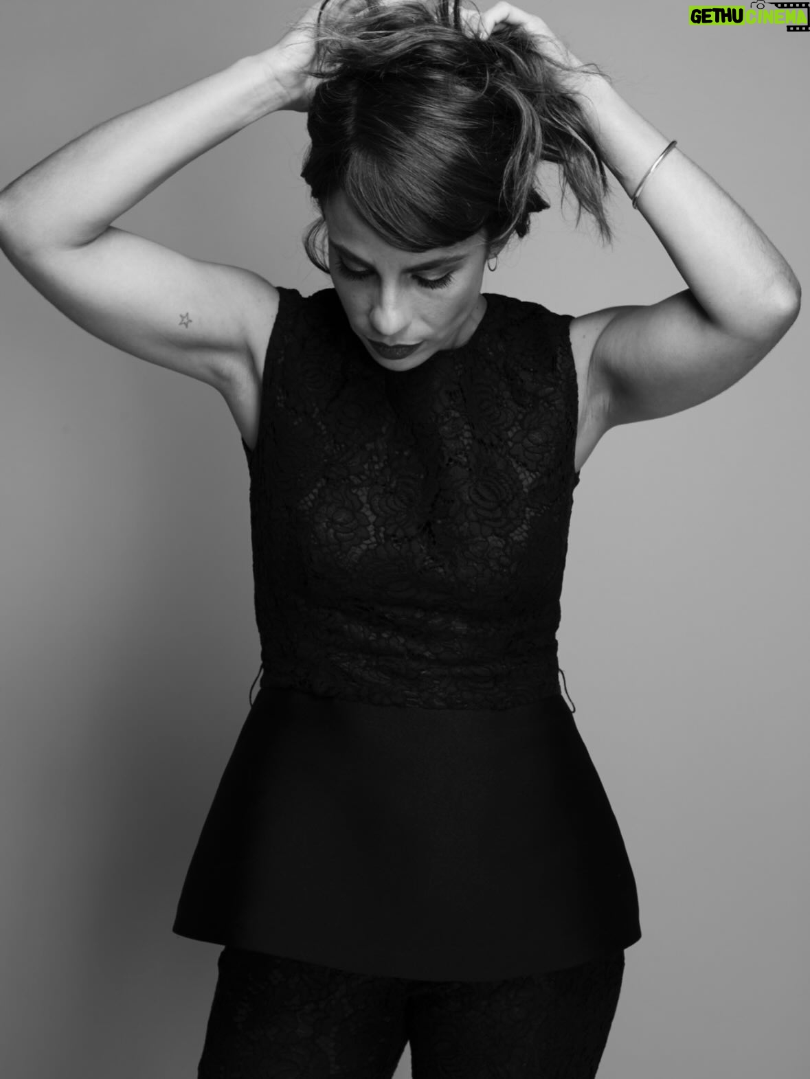 Maria Ribeiro - 6.9K Likes - Sempre que chega dezembro, fujo das angustias e dos planejamentos de fim de abo com o bom e velho “será que corto a franja?” Ou deixo assim!? Vira uma coisa tipo “ser ou não ser”, um escape concreto de qualquer questão existencial.
Hoje, de molho no hotel por causa de uma gripe, decidi: pronto, vou animar e cortar amanhã. Brand new start. Pois bem, dois minutos depois, limpando os arquivos do tel pra fazer caber os meses que vem por aí, acho essas fotos, do @dklaj , acho que de 2018, das quais nem lembrava de ter feito, e entrei em crise. Testa livre, calor, sei la.
E aí? Alguém com tempo  pra opinar na minha hamletiana duvida pre-natalina?