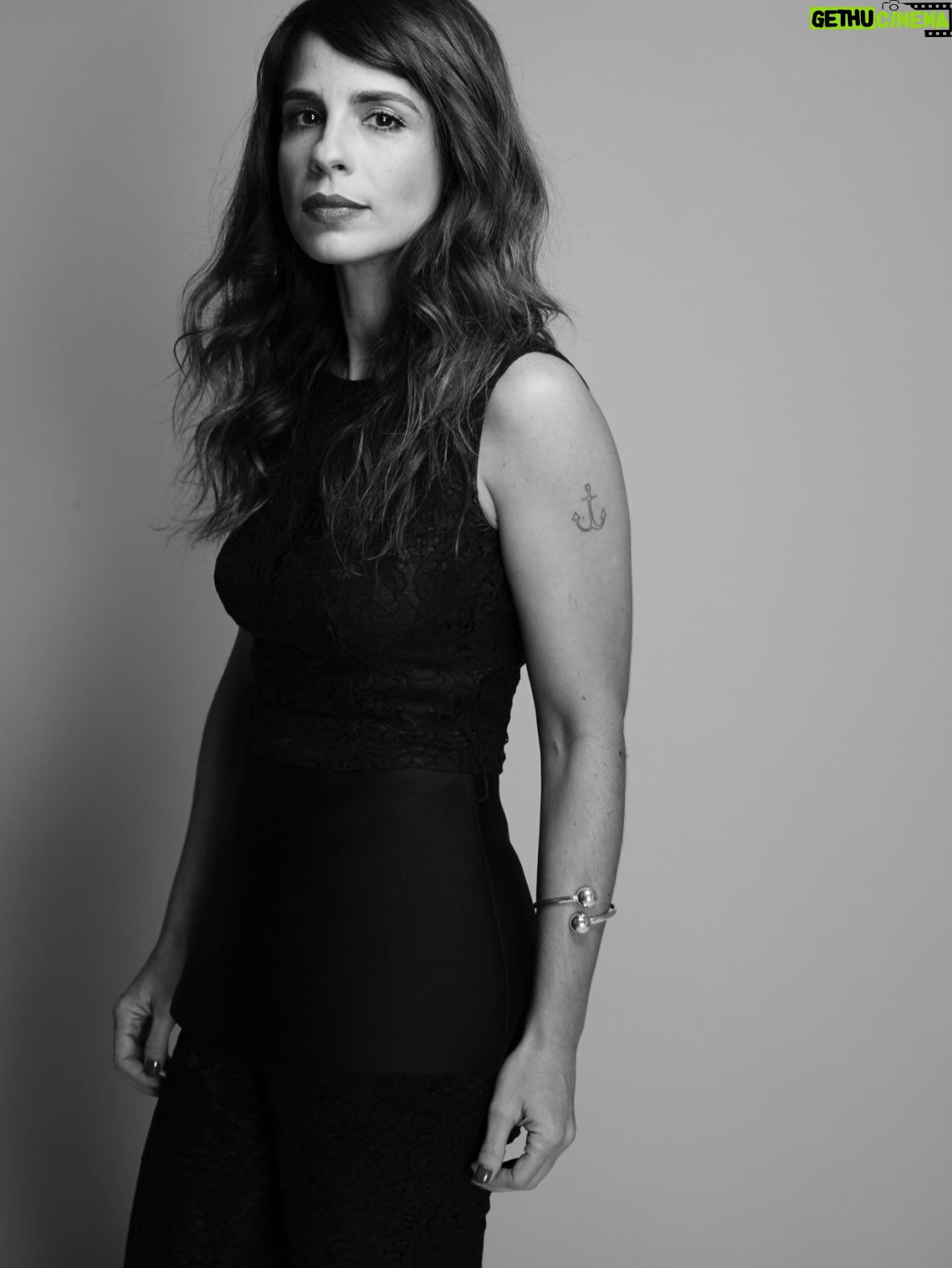Maria Ribeiro - 6.9K Likes - Sempre que chega dezembro, fujo das angustias e dos planejamentos de fim de abo com o bom e velho “será que corto a franja?” Ou deixo assim!? Vira uma coisa tipo “ser ou não ser”, um escape concreto de qualquer questão existencial.
Hoje, de molho no hotel por causa de uma gripe, decidi: pronto, vou animar e cortar amanhã. Brand new start. Pois bem, dois minutos depois, limpando os arquivos do tel pra fazer caber os meses que vem por aí, acho essas fotos, do @dklaj , acho que de 2018, das quais nem lembrava de ter feito, e entrei em crise. Testa livre, calor, sei la.
E aí? Alguém com tempo  pra opinar na minha hamletiana duvida pre-natalina?