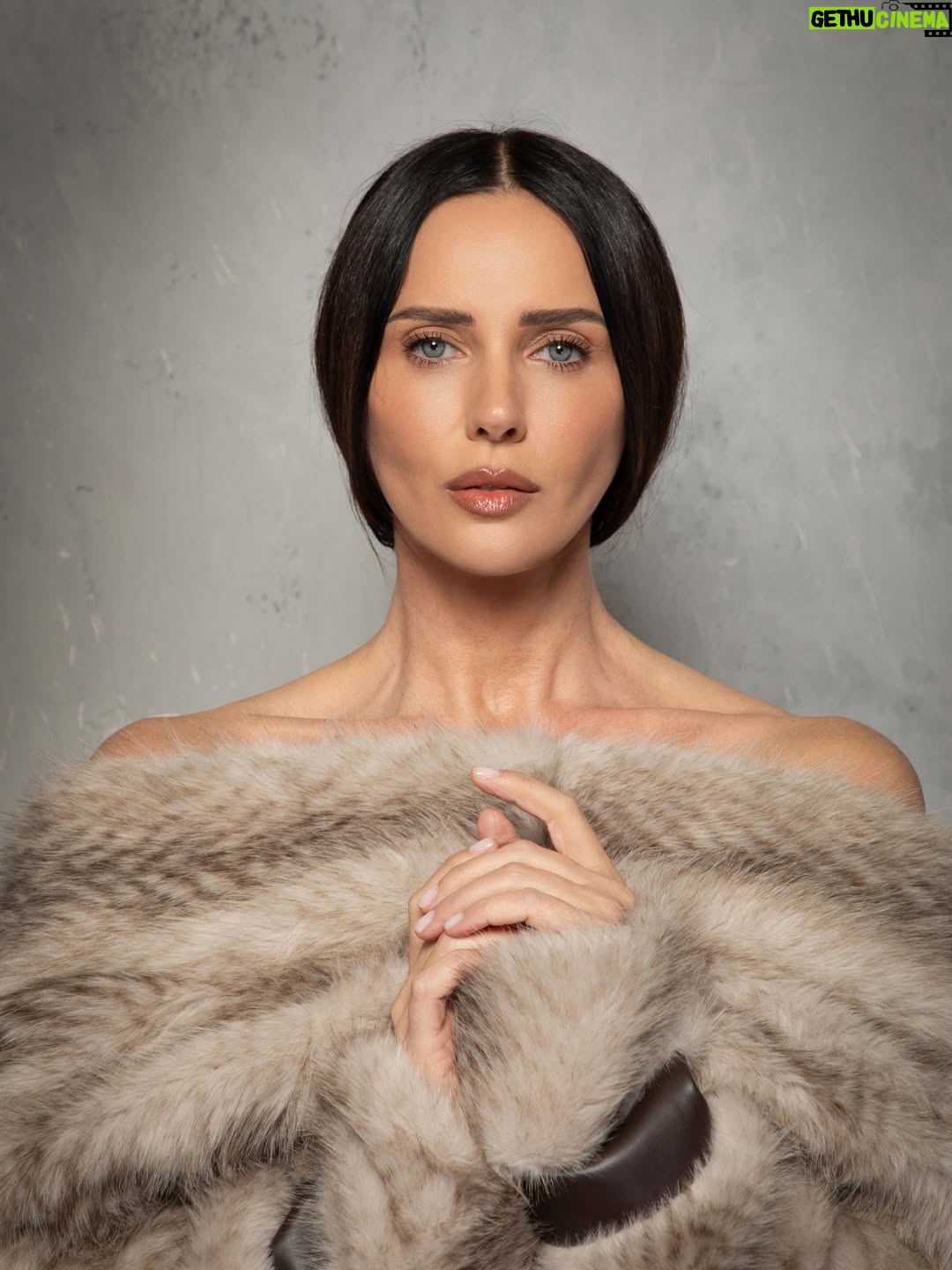 Maria Silvestar - 3.3K Likes - Човек трябва да избере правилните хора и материи. 

Не говоря само за мода. За всичко говоря. 

@lucyfashionhouse