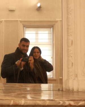 Maria Silvestar Instagram - С Мария, в Националната галерия, пред света на Guillermo Lorca.

На пръв поглед — красота.
Нежност. Почти приказка.

Но колкото по-дълго гледаш,
толкова по-осезаемо става напрежението под повърхността.

Лорка работи в класическа, почти барокова живописна техника,
вдъхновена от Гоя и Веласкес,
но говори на напълно съвременен език —
за уязвимостта, властта, инстинкта и страха.

#art #guillermolorca #изкуство