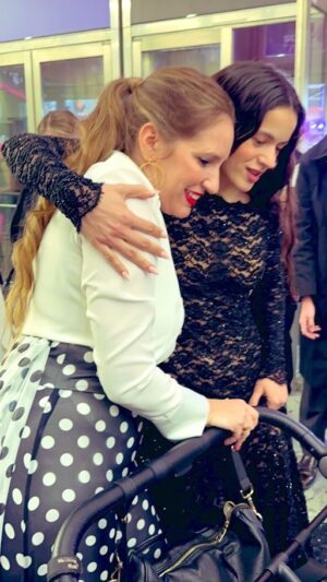 María Toledo Instagram - Gracias @rosalia.vt por ser una de las personas que mejor ha tratado a mi hijo en @latingrammys ❤️🐣

El que se porta bien con los míos, a mí me tiene ganada para siempre.

Toda mi admiración hacia tu música y tu persona. Eres bella por dentro y por fuera. 

#díamundialdelainfancia #eresluz #Vicente  #contigonosenosrompeelamor #auténtica