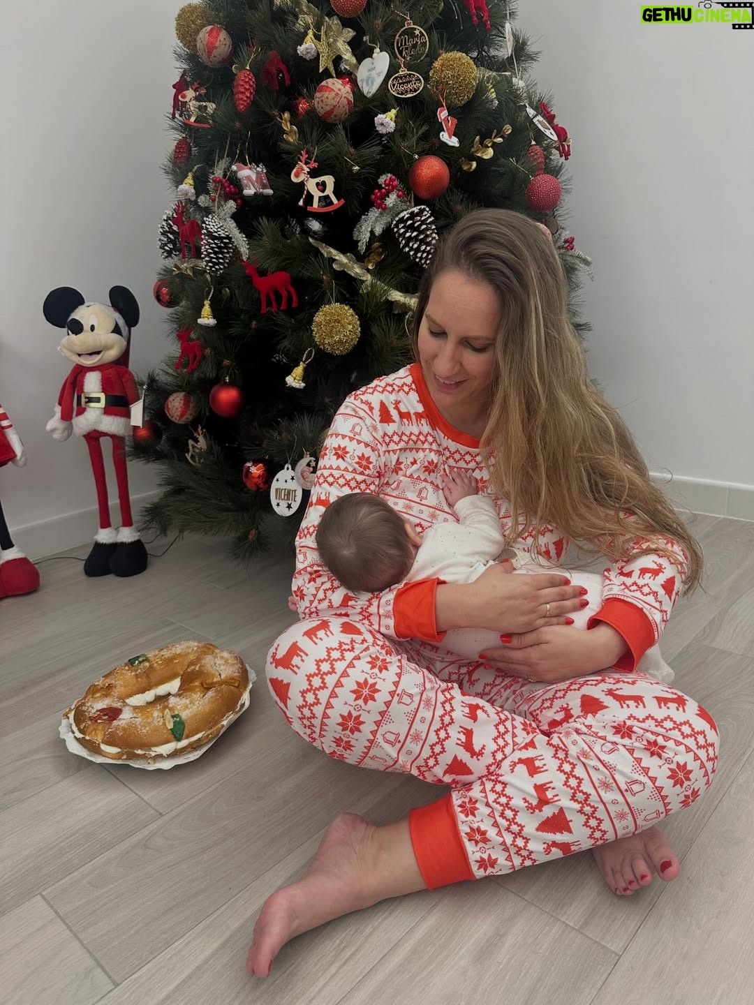 María Toledo - 0.9K Likes - “Los Reyes se han metido en el globo, mamá”. 
¡Bendita inocencia!!!! 

Si algún día me pierdo, me encontraréis siempre con ellos. 
Mi parejita, por la que merece la pena todo. 
Día de ilusión en los primeros Reyes Magos de mi María.
🫅🏼🫅🤴🏾
Puede que ella no se entere, pero yo sí. 

Mi Vicente y mi María, mi todo. 
¡Os amoooooooo!!!!

#ReyesMagos2026 #miparejita #primerosreyesdemiprincesa #tiempoparaaqui #vidanocorrastanto