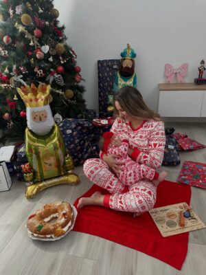 María Toledo Instagram - “Los Reyes se han metido en el globo, mamá”. 
¡Bendita inocencia!!!! 

Si algún día me pierdo, me encontraréis siempre con ellos. 
Mi parejita, por la que merece la pena todo. 
Día de ilusión en los primeros Reyes Magos de mi María.
🫅🏼🫅🤴🏾
Puede que ella no se entere, pero yo sí. 

Mi Vicente y mi María, mi todo. 
¡Os amoooooooo!!!!

#ReyesMagos2026 #miparejita #primerosreyesdemiprincesa #tiempoparaaqui #vidanocorrastanto