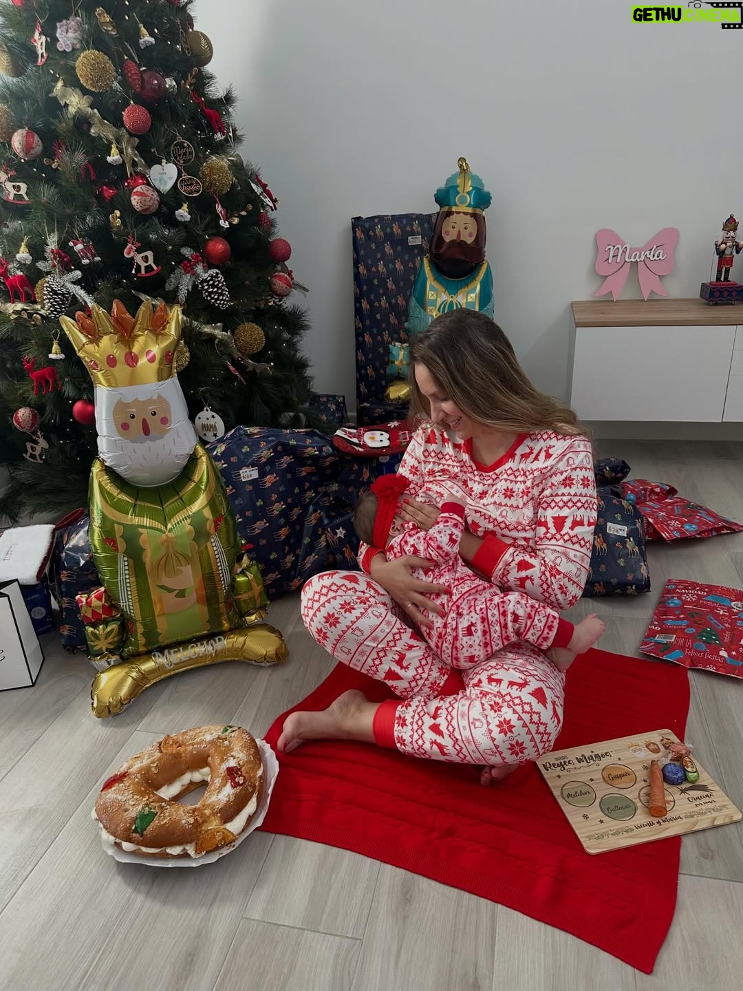 María Toledo - 0.9K Likes - “Los Reyes se han metido en el globo, mamá”. 
¡Bendita inocencia!!!! 

Si algún día me pierdo, me encontraréis siempre con ellos. 
Mi parejita, por la que merece la pena todo. 
Día de ilusión en los primeros Reyes Magos de mi María.
🫅🏼🫅🤴🏾
Puede que ella no se entere, pero yo sí. 

Mi Vicente y mi María, mi todo. 
¡Os amoooooooo!!!!

#ReyesMagos2026 #miparejita #primerosreyesdemiprincesa #tiempoparaaqui #vidanocorrastanto