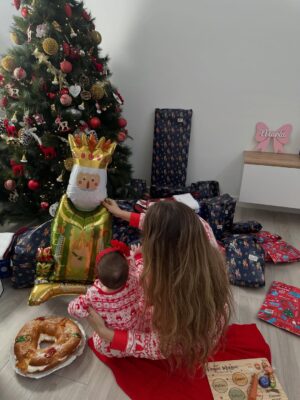 María Toledo Instagram - “Los Reyes se han metido en el globo, mamá”. 
¡Bendita inocencia!!!! 

Si algún día me pierdo, me encontraréis siempre con ellos. 
Mi parejita, por la que merece la pena todo. 
Día de ilusión en los primeros Reyes Magos de mi María.
🫅🏼🫅🤴🏾
Puede que ella no se entere, pero yo sí. 

Mi Vicente y mi María, mi todo. 
¡Os amoooooooo!!!!

#ReyesMagos2026 #miparejita #primerosreyesdemiprincesa #tiempoparaaqui #vidanocorrastanto