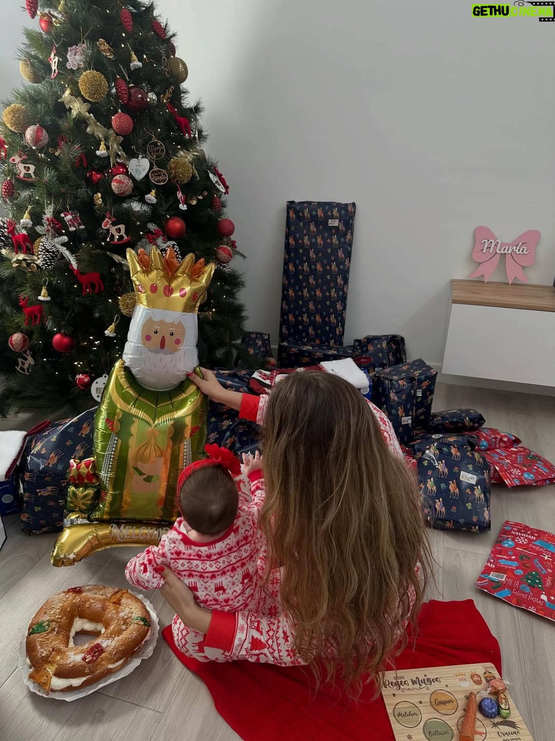 María Toledo - 0.9K Likes - “Los Reyes se han metido en el globo, mamá”. 
¡Bendita inocencia!!!! 

Si algún día me pierdo, me encontraréis siempre con ellos. 
Mi parejita, por la que merece la pena todo. 
Día de ilusión en los primeros Reyes Magos de mi María.
🫅🏼🫅🤴🏾
Puede que ella no se entere, pero yo sí. 

Mi Vicente y mi María, mi todo. 
¡Os amoooooooo!!!!

#ReyesMagos2026 #miparejita #primerosreyesdemiprincesa #tiempoparaaqui #vidanocorrastanto
