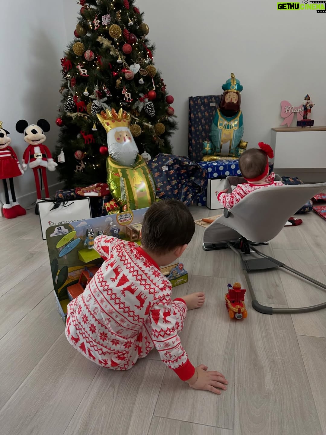 María Toledo - 0.9K Likes - “Los Reyes se han metido en el globo, mamá”. 
¡Bendita inocencia!!!! 

Si algún día me pierdo, me encontraréis siempre con ellos. 
Mi parejita, por la que merece la pena todo. 
Día de ilusión en los primeros Reyes Magos de mi María.
🫅🏼🫅🤴🏾
Puede que ella no se entere, pero yo sí. 

Mi Vicente y mi María, mi todo. 
¡Os amoooooooo!!!!

#ReyesMagos2026 #miparejita #primerosreyesdemiprincesa #tiempoparaaqui #vidanocorrastanto