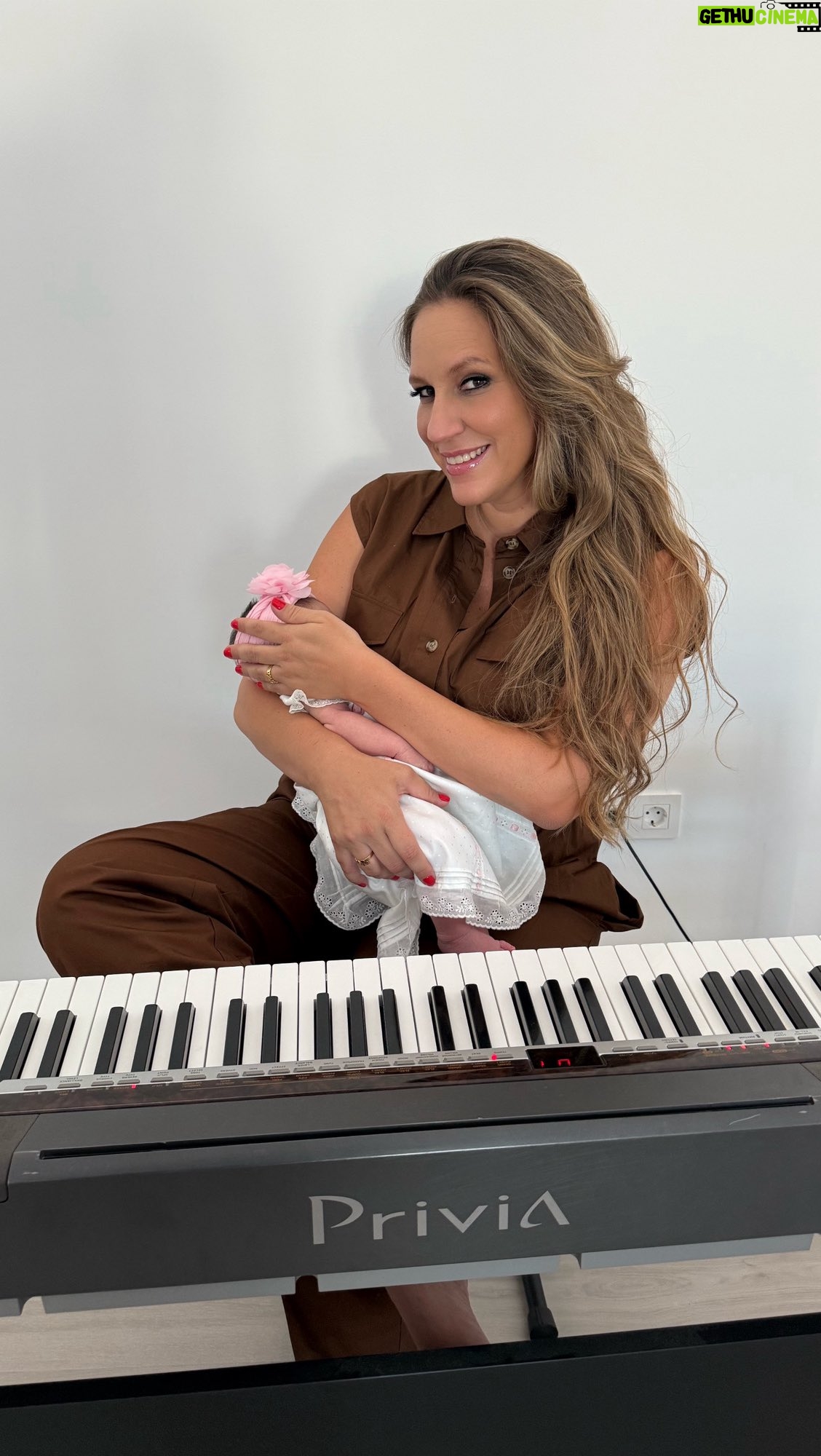 María Toledo - 2.2K Likes - Así despedimos el mejor mes de mi vida, cantándole una nana a mis dos hijos #VicenteyMaría
Gracias Dios mío por no soltarme de la mano y hacer que todo suceda. Lo que sucede, conviene. 🩵🩷

#maternidad #bendición #hijos #momentonana #prometo #nana #MaríaToledo #11díasminiña #30dejulio
