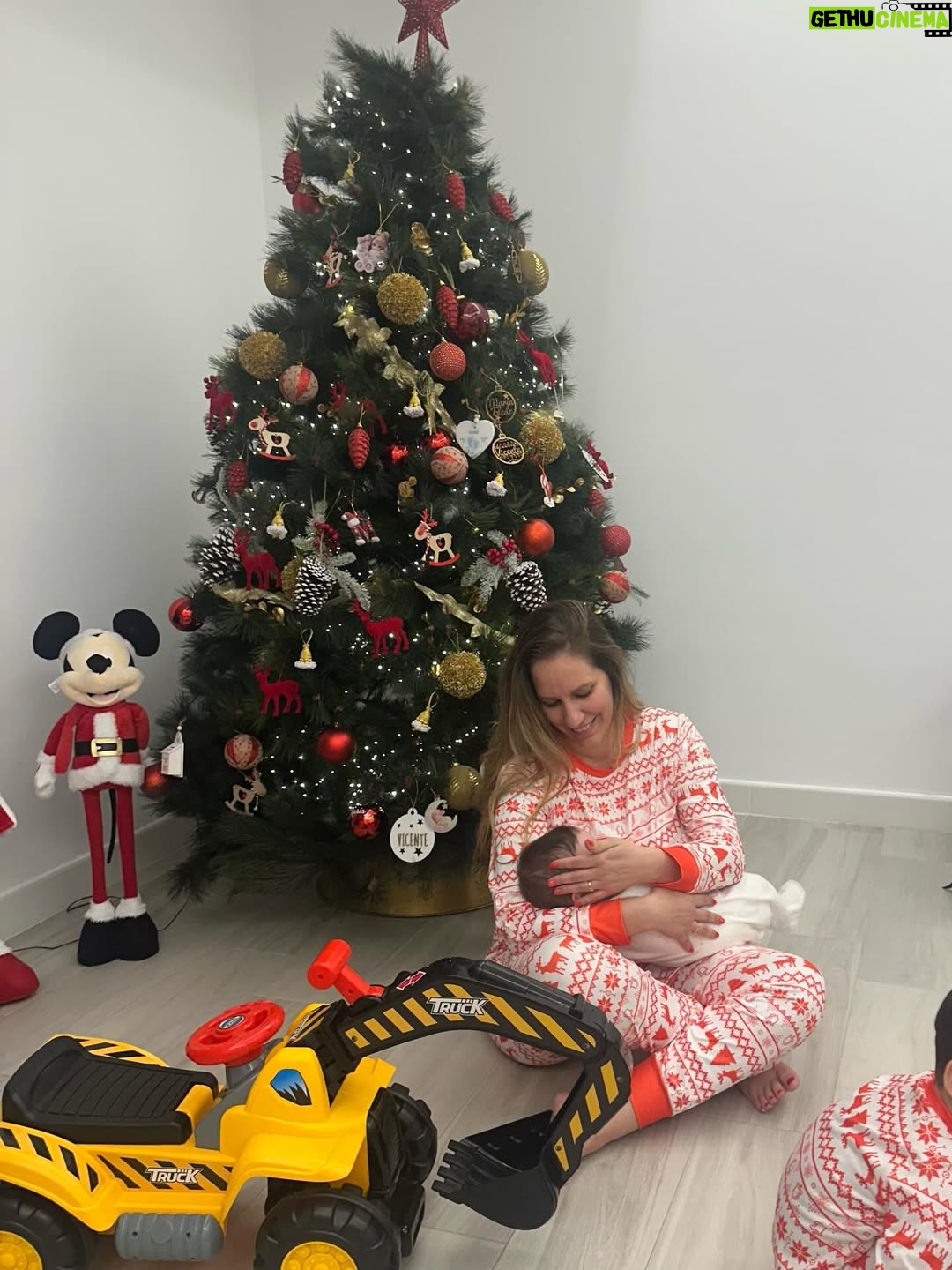 María Toledo - 0.9K Likes - “Los Reyes se han metido en el globo, mamá”. 
¡Bendita inocencia!!!! 

Si algún día me pierdo, me encontraréis siempre con ellos. 
Mi parejita, por la que merece la pena todo. 
Día de ilusión en los primeros Reyes Magos de mi María.
🫅🏼🫅🤴🏾
Puede que ella no se entere, pero yo sí. 

Mi Vicente y mi María, mi todo. 
¡Os amoooooooo!!!!

#ReyesMagos2026 #miparejita #primerosreyesdemiprincesa #tiempoparaaqui #vidanocorrastanto
