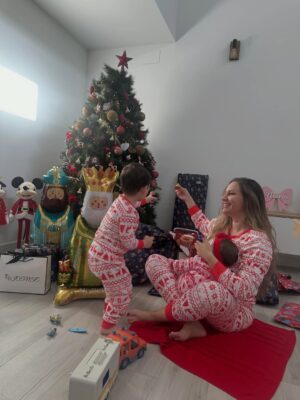 María Toledo Instagram - “Los Reyes se han metido en el globo, mamá”. 
¡Bendita inocencia!!!! 

Si algún día me pierdo, me encontraréis siempre con ellos. 
Mi parejita, por la que merece la pena todo. 
Día de ilusión en los primeros Reyes Magos de mi María.
🫅🏼🫅🤴🏾
Puede que ella no se entere, pero yo sí. 

Mi Vicente y mi María, mi todo. 
¡Os amoooooooo!!!!

#ReyesMagos2026 #miparejita #primerosreyesdemiprincesa #tiempoparaaqui #vidanocorrastanto
