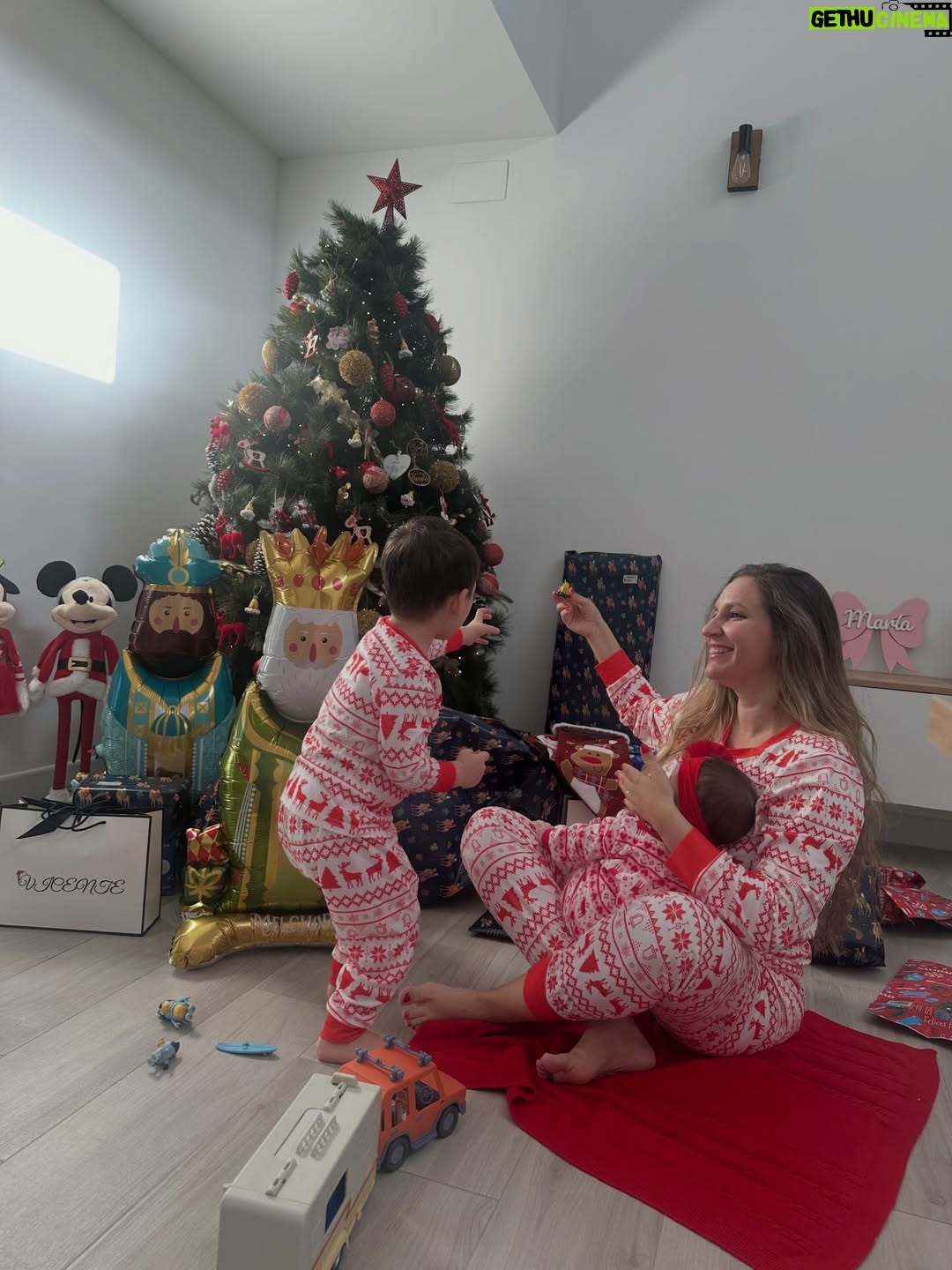 María Toledo - 0.9K Likes - “Los Reyes se han metido en el globo, mamá”. 
¡Bendita inocencia!!!! 

Si algún día me pierdo, me encontraréis siempre con ellos. 
Mi parejita, por la que merece la pena todo. 
Día de ilusión en los primeros Reyes Magos de mi María.
🫅🏼🫅🤴🏾
Puede que ella no se entere, pero yo sí. 

Mi Vicente y mi María, mi todo. 
¡Os amoooooooo!!!!

#ReyesMagos2026 #miparejita #primerosreyesdemiprincesa #tiempoparaaqui #vidanocorrastanto