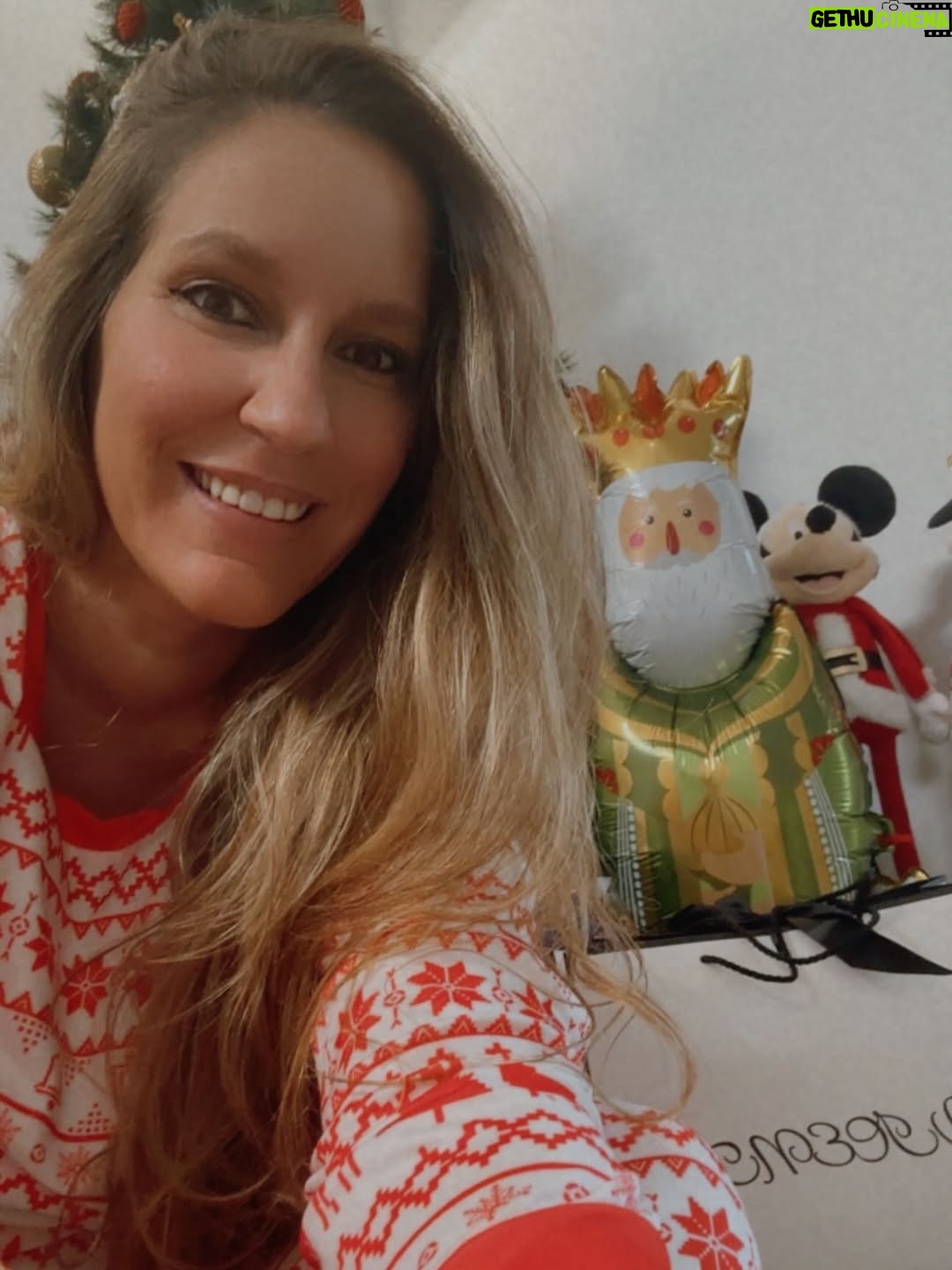 María Toledo - 0.9K Likes - “Los Reyes se han metido en el globo, mamá”. 
¡Bendita inocencia!!!! 

Si algún día me pierdo, me encontraréis siempre con ellos. 
Mi parejita, por la que merece la pena todo. 
Día de ilusión en los primeros Reyes Magos de mi María.
🫅🏼🫅🤴🏾
Puede que ella no se entere, pero yo sí. 

Mi Vicente y mi María, mi todo. 
¡Os amoooooooo!!!!

#ReyesMagos2026 #miparejita #primerosreyesdemiprincesa #tiempoparaaqui #vidanocorrastanto